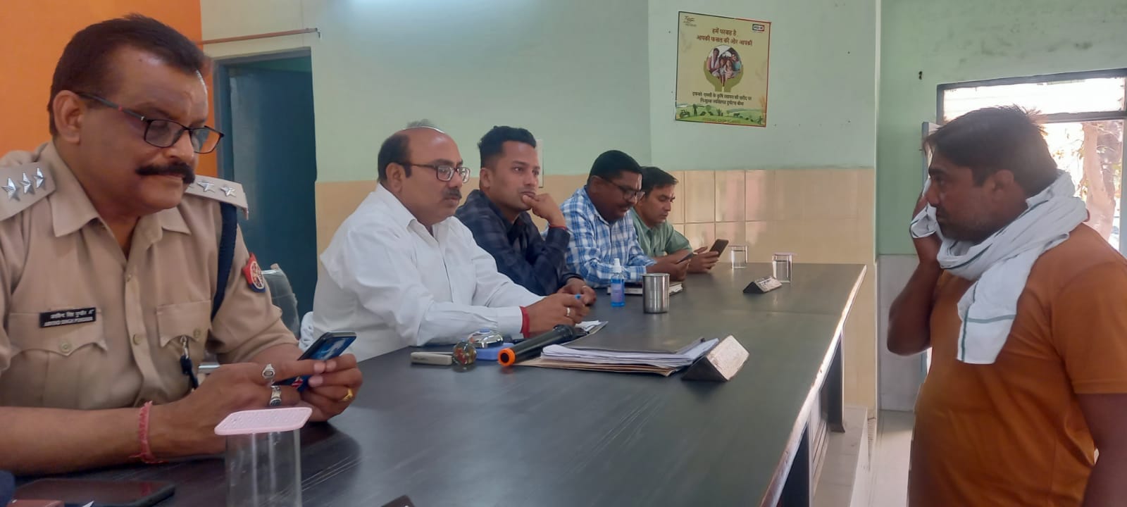 नकुड़ ब्लाक सभागार में शिकायत सुनते अधिकारी नकुड़ ब्लाक सभागार में शिकायत सुनते अधिकारी