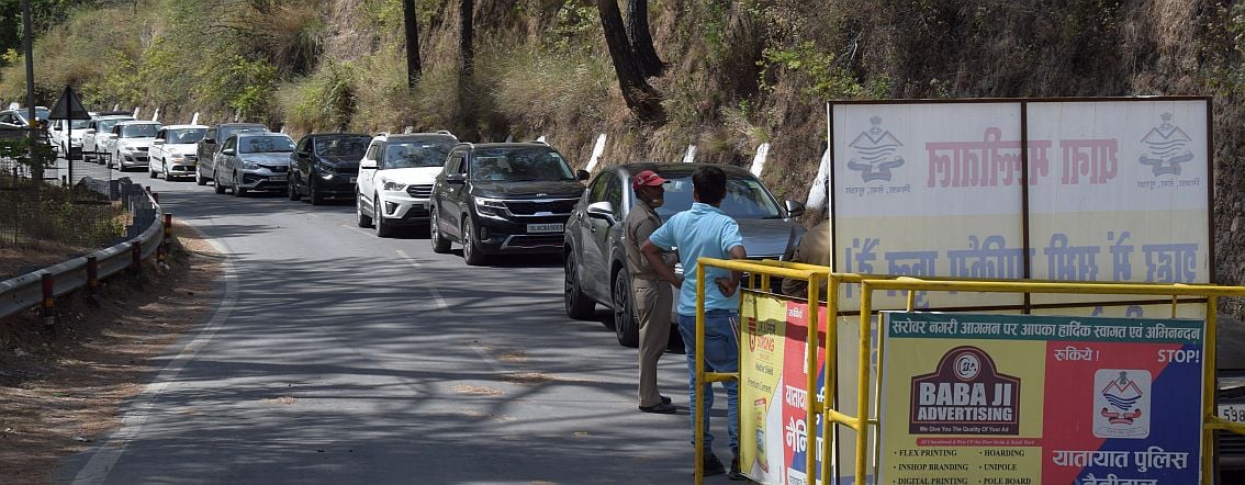 नैनीताल में कालाडूंगी मार्ग में रुसी बाईपास को जाने वाले मार्ग में रोके गए पर्यटकों के वाहन। नैनीताल में कालाडूंगी मार्ग में रुसी बाईपास को जाने वाले मार्ग में रोके गए पर्यटकों के वाहन।