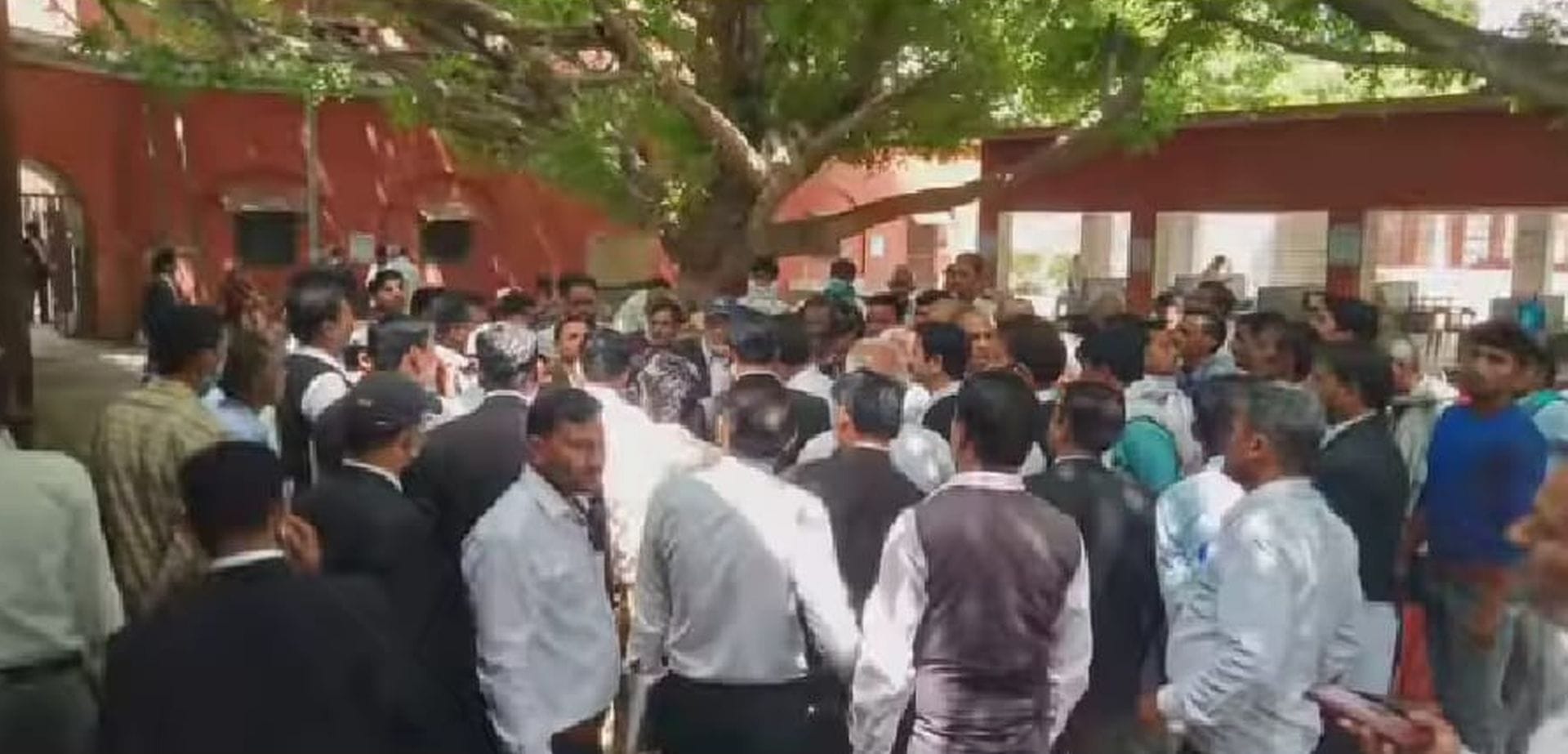 न्यायालय गेट पर लगी भीड़। संवाद