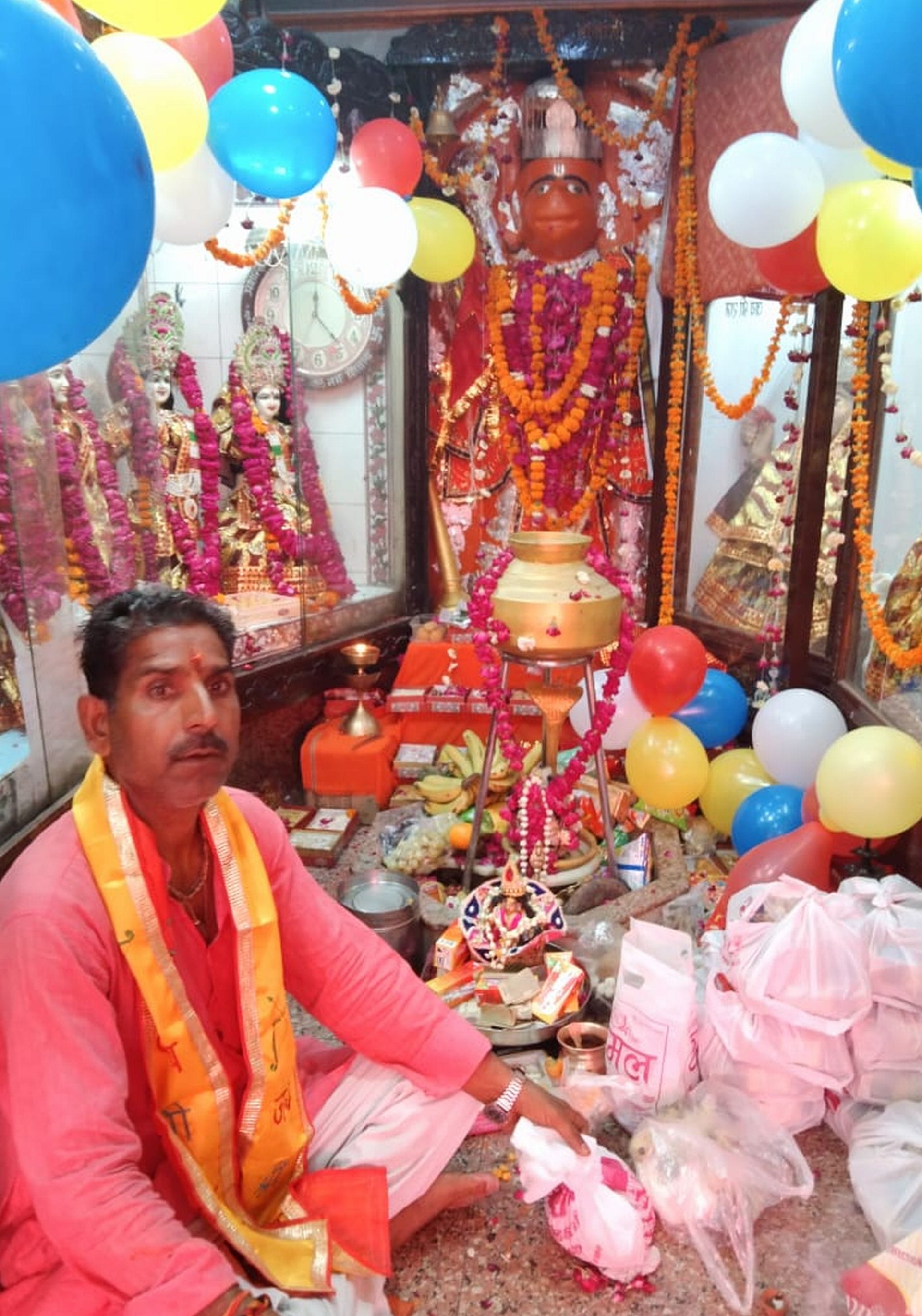 पूजा-अर्चना करते पंडित सुधीर मिश्रा। संवाद