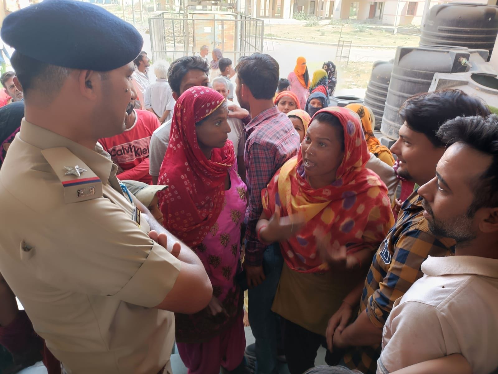 प्रदर्शनकारी महिलाओं के साथ बातचीत करते पुलिस कर्मी। प्रदर्शनकारी महिलाओं के साथ बातचीत करते पुलिस कर्मी।