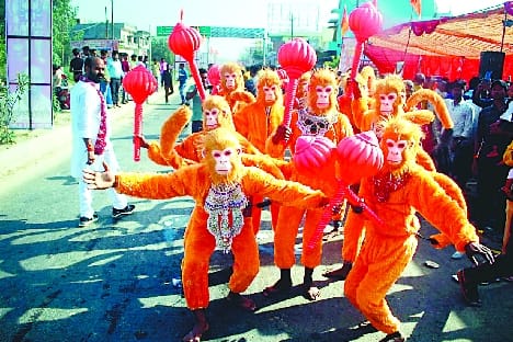 पदयात्रा में हनुमान जी का भेष रखे भक्त। पदयात्रा में हनुमान जी का भेष रखे भक्त।