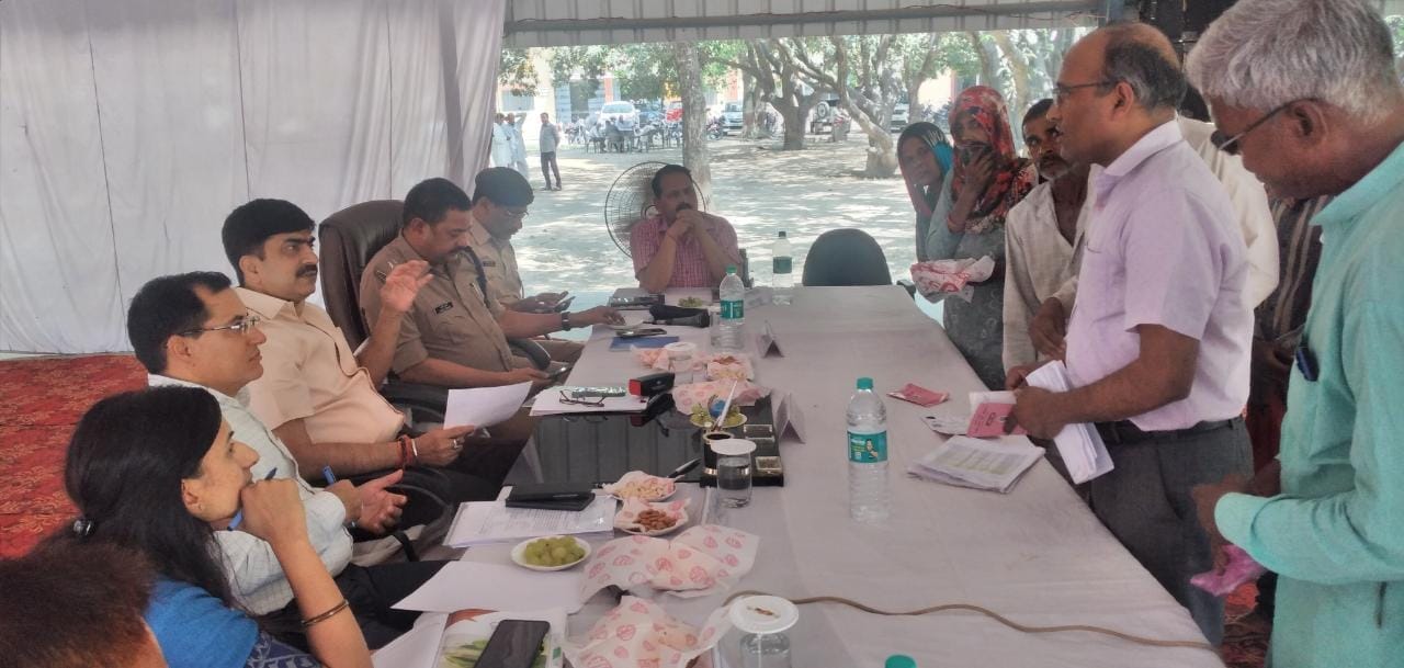 रामपुर मनिहारान के सम्पूर्ण समाधान दिवस में समस्या सुनते हुए डीएम रामपुर मनिहारान के सम्पूर्ण समाधान दिवस में समस्या सुनते हुए डीएम