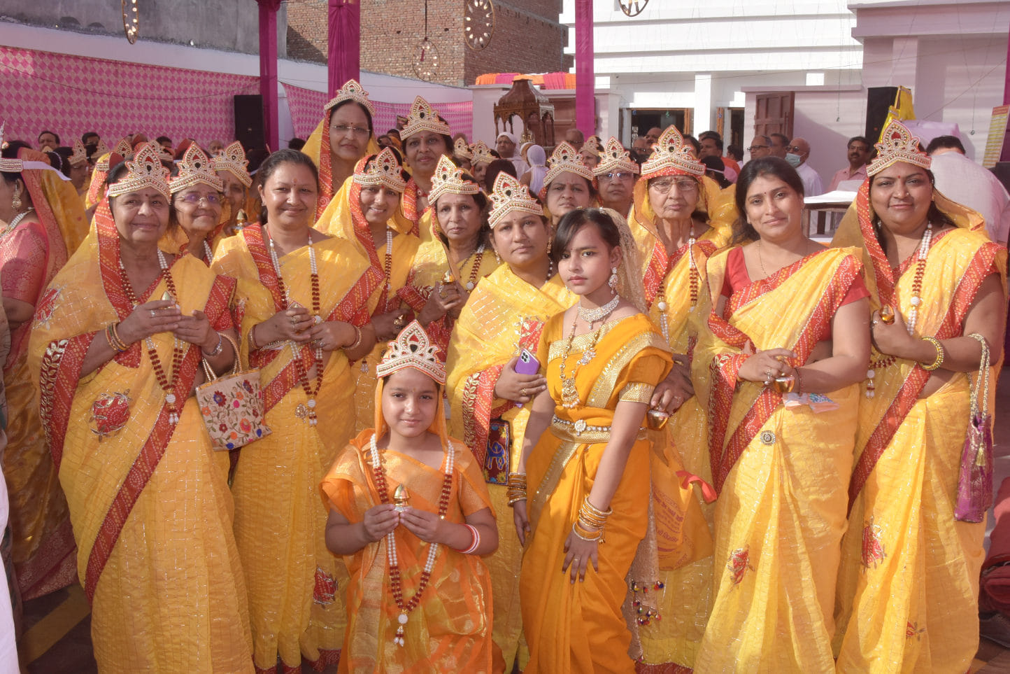 सहारनपुर के चिलकाना रोड जैन पंचायती मन्दिर निकली कलश पालकी शोभायात्रा में शमिल महिलाएं सहारनपुर के चिलकाना रोड जैन पंचायती मन्दिर निकली कलश पालकी शोभायात्रा में शमिल महिलाएं