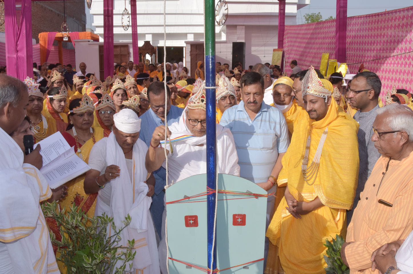 सहारनपुर के चिलकाना रोड स्थित लार्ड महावीरा स्कूल में झंडा पूजन करते जैन समाज के लोग सहारनपुर के चिलकाना रोड स्थित लार्ड महावीरा स्कूल में झंडा पूजन करते जैन समाज के लोग