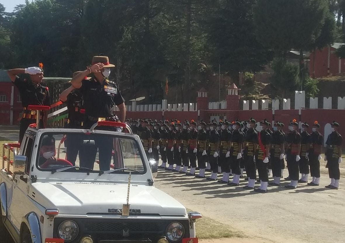 शपथ ग्रहण समारोह में परेड की सलामी लेते मुख्य अतिथि। संवाद शपथ ग्रहण समारोह में परेड की सलामी लेते मुख्य अतिथि। संवाद