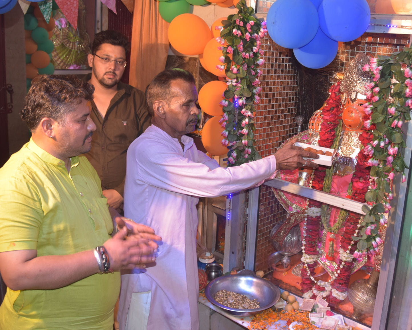 शारदा नगर स्थित मंशापूर्ण हनुमान मंदिर में हनुमान जी जयंती पर भोग लगाते श्रद्घालु