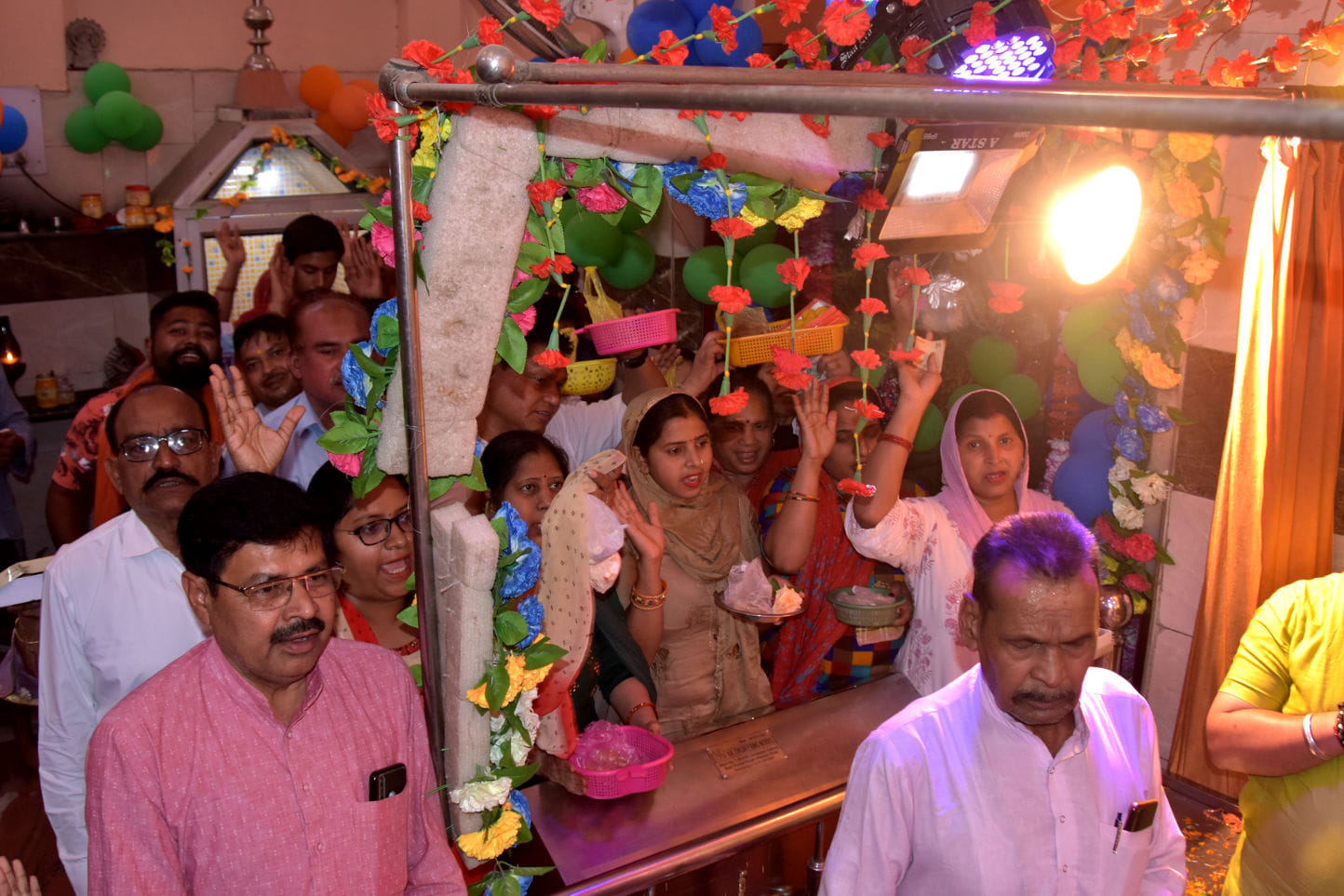 शारदा नगर स्थित मंशापूर्ण हनुमान मंदिर में हनुमान जी का गुणगान करते श्रद्घालु
