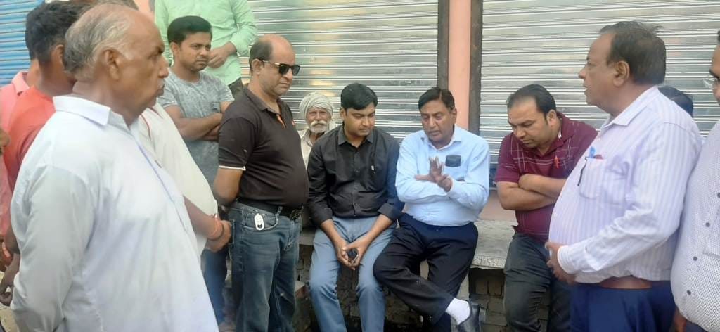 शत्रु सम्पत्ति बोर्ड लगाने पहुंचे लेखपाल से बात करते नरेंद्र तायल एवं मौजूद लोग शत्रु सम्पत्ति बोर्ड लगाने पहुंचे लेखपाल से बात करते नरेंद्र तायल एवं मौजूद लोग