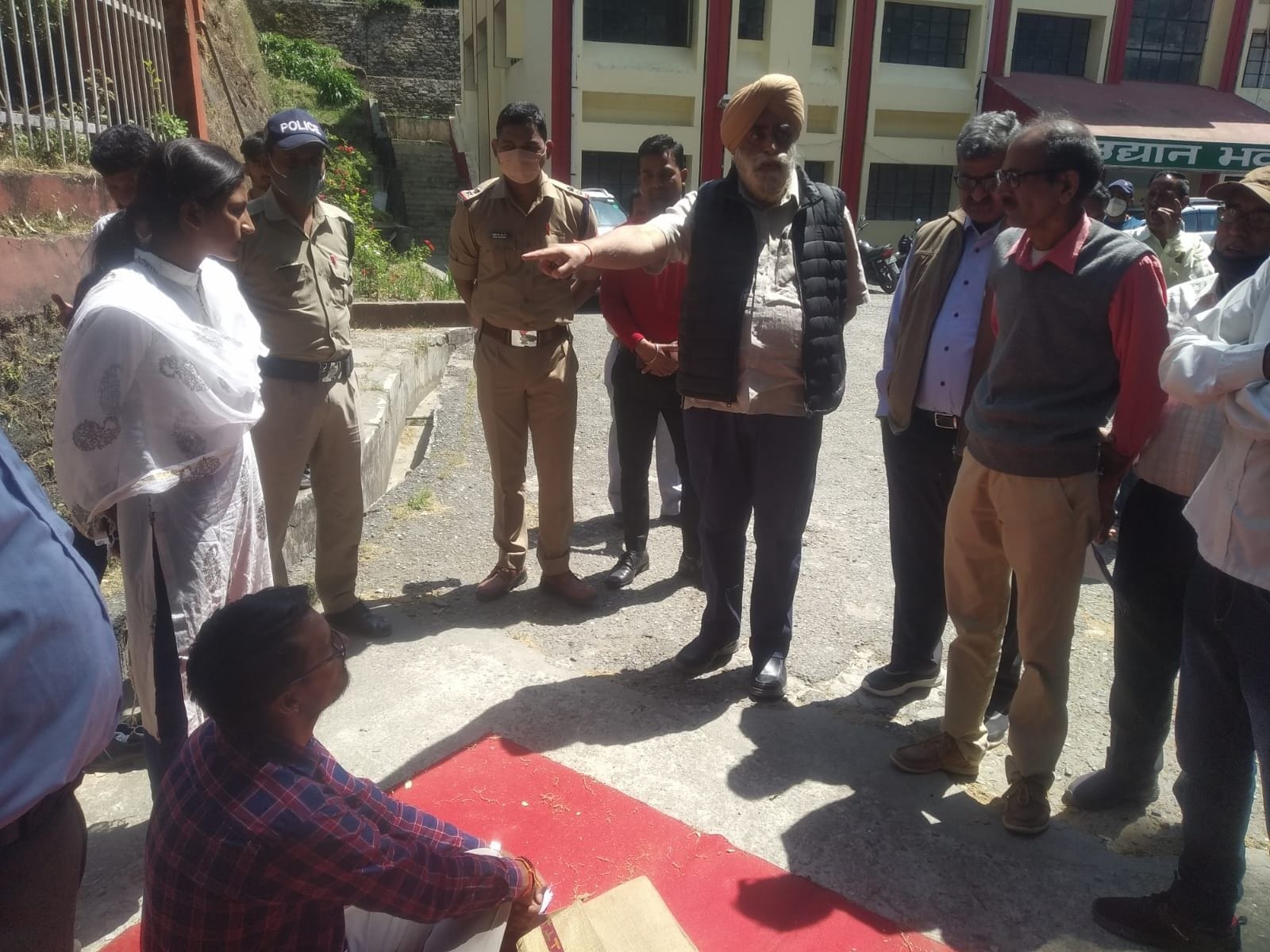 उद्यान निदेशक से वार्ता करते आंदोलनकारी। संवाद उद्यान निदेशक से वार्ता करते आंदोलनकारी। संवाद