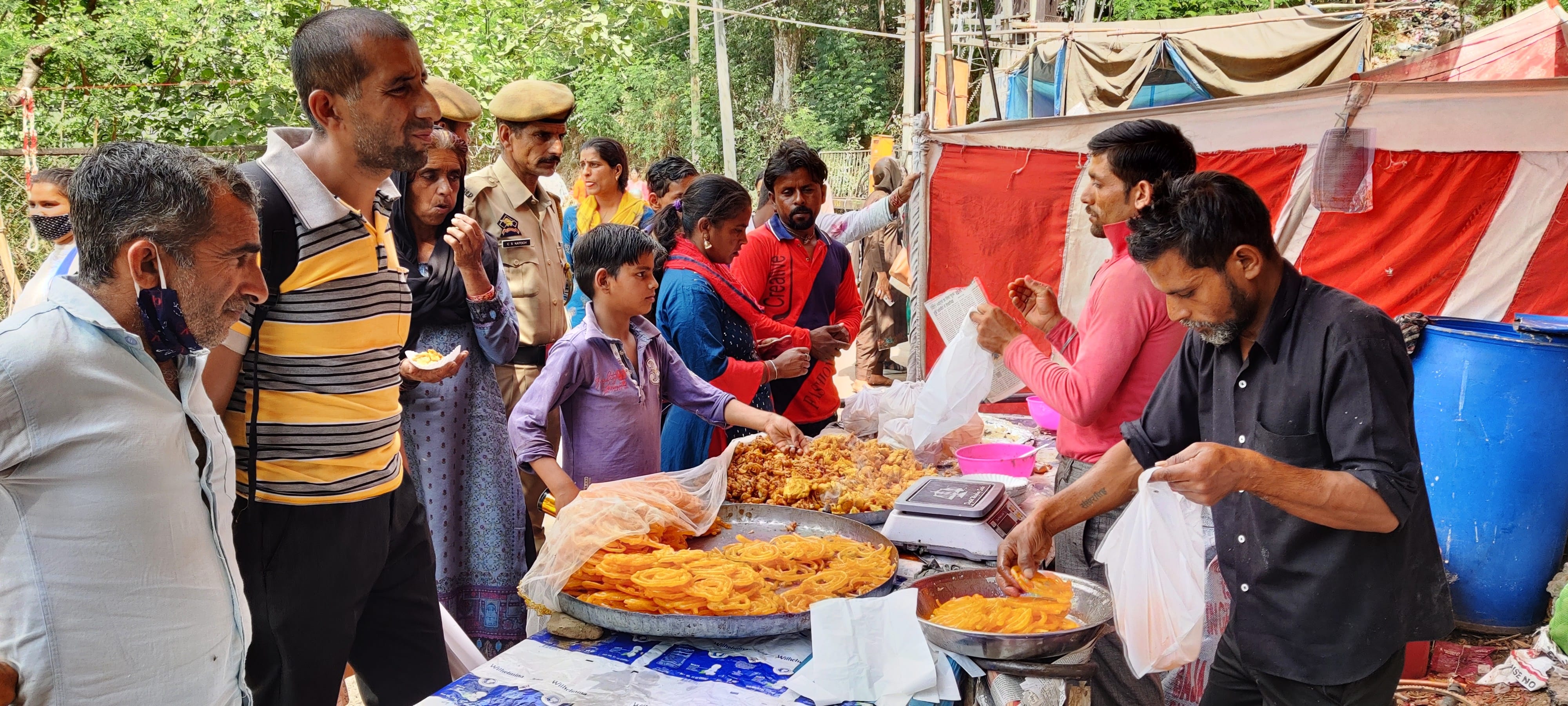 उधमपुर: बैसाखी मेले पर खरीदारी करती हुई युक्तियां तथा पकवान लेते हुए लोग. उधमपुर: बैसाखी मेले पर खरीदारी करती हुई युक्तियां तथा पकवान लेते हुए लोग.
