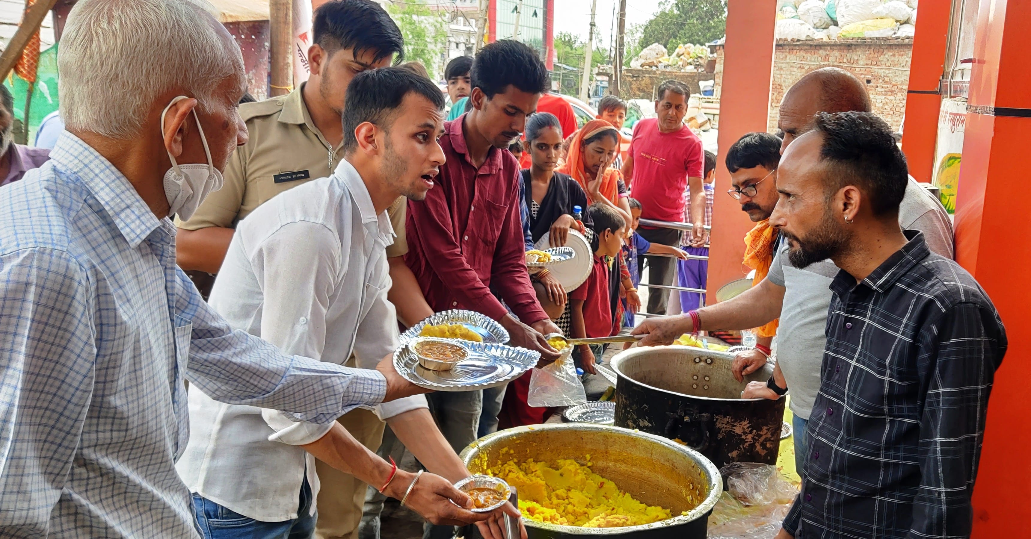 उधमपुर: कारगिल हनुमान मंदिर में हनुमान जयंती पर पाठ करते हुए श्रद्धालु तथा प्रसाद ग्रहण करते हुए.