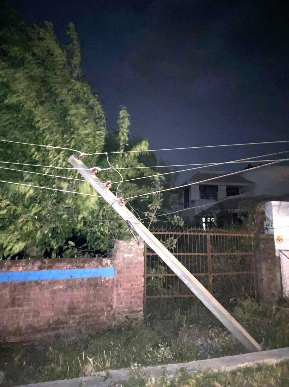 उधमपुर में वीरवार रात को तेज हवा चलने पर क्षतिग्रस्त हुए बिजली के खंभा व केबल उधमपुर में वीरवार रात को तेज हवा चलने पर क्षतिग्रस्त हुए बिजली के खंभा व केबल