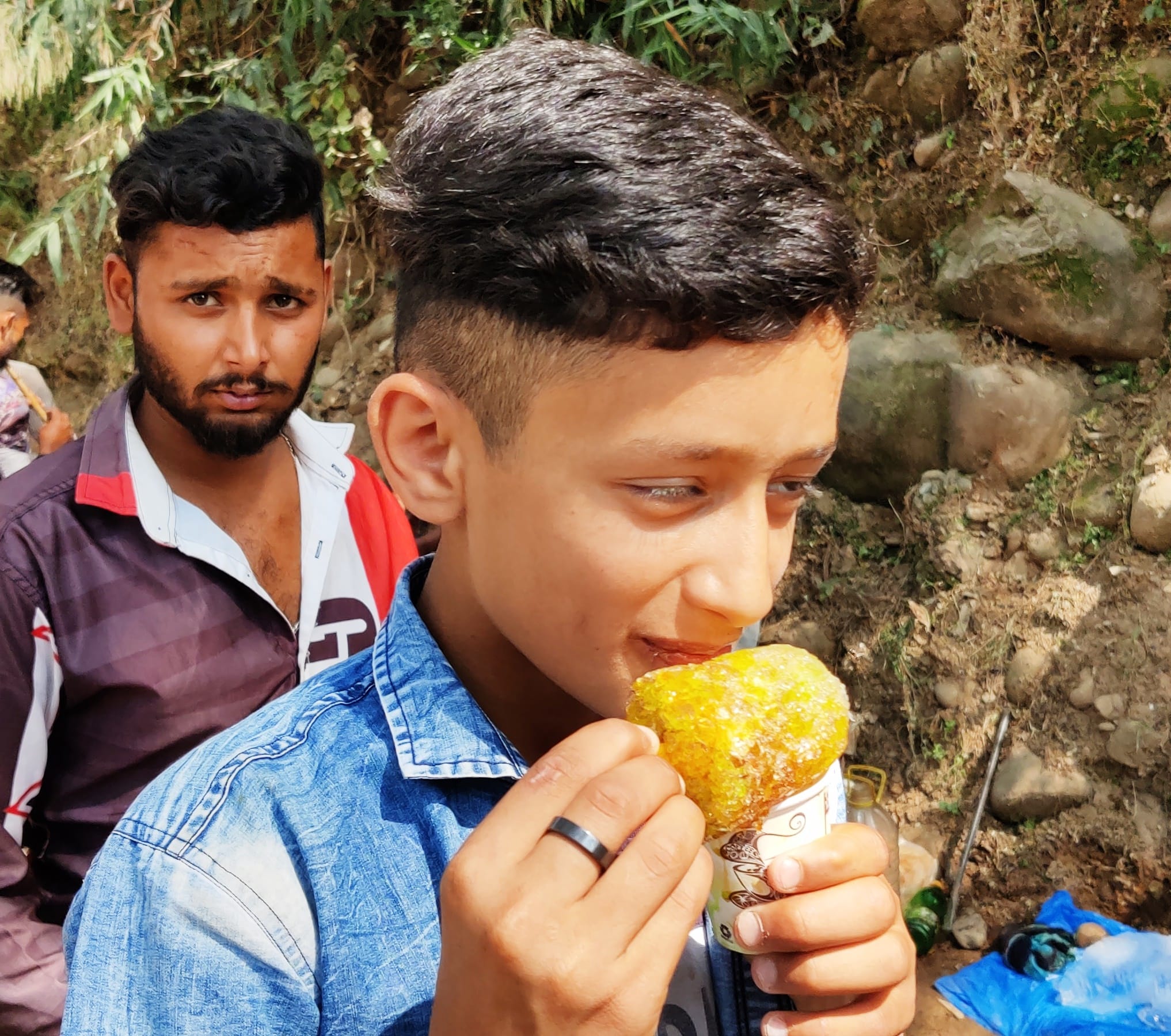उधमपुर: मेले में बर्फ का गोला खाते हुए बच्चा. उधमपुर: मेले में बर्फ का गोला खाते हुए बच्चा.
