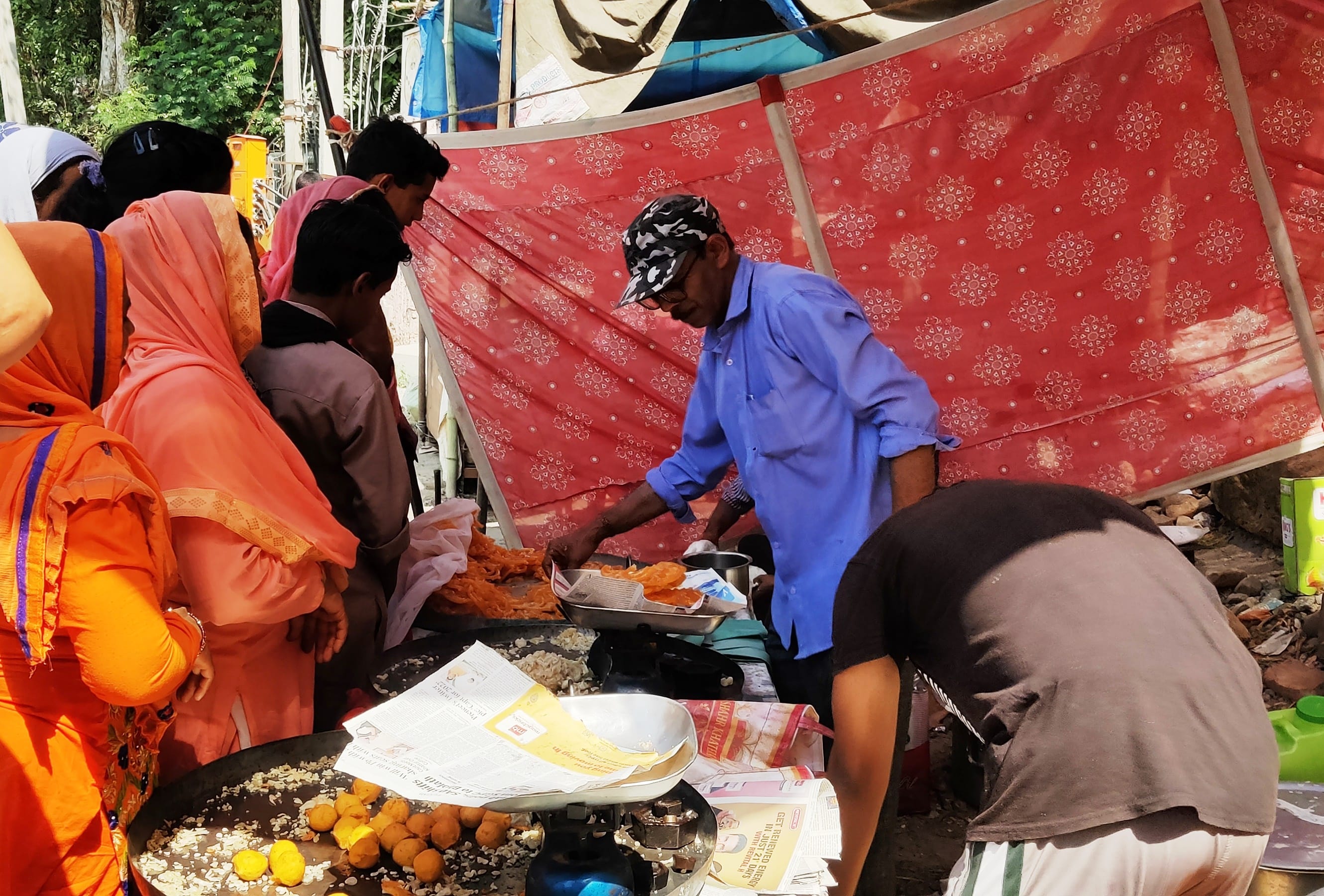 उधमपुर: मेले में जलेबी बा पकौड़े खरीदते हुए लोग. उधमपुर: मेले में जलेबी बा पकौड़े खरीदते हुए लोग.