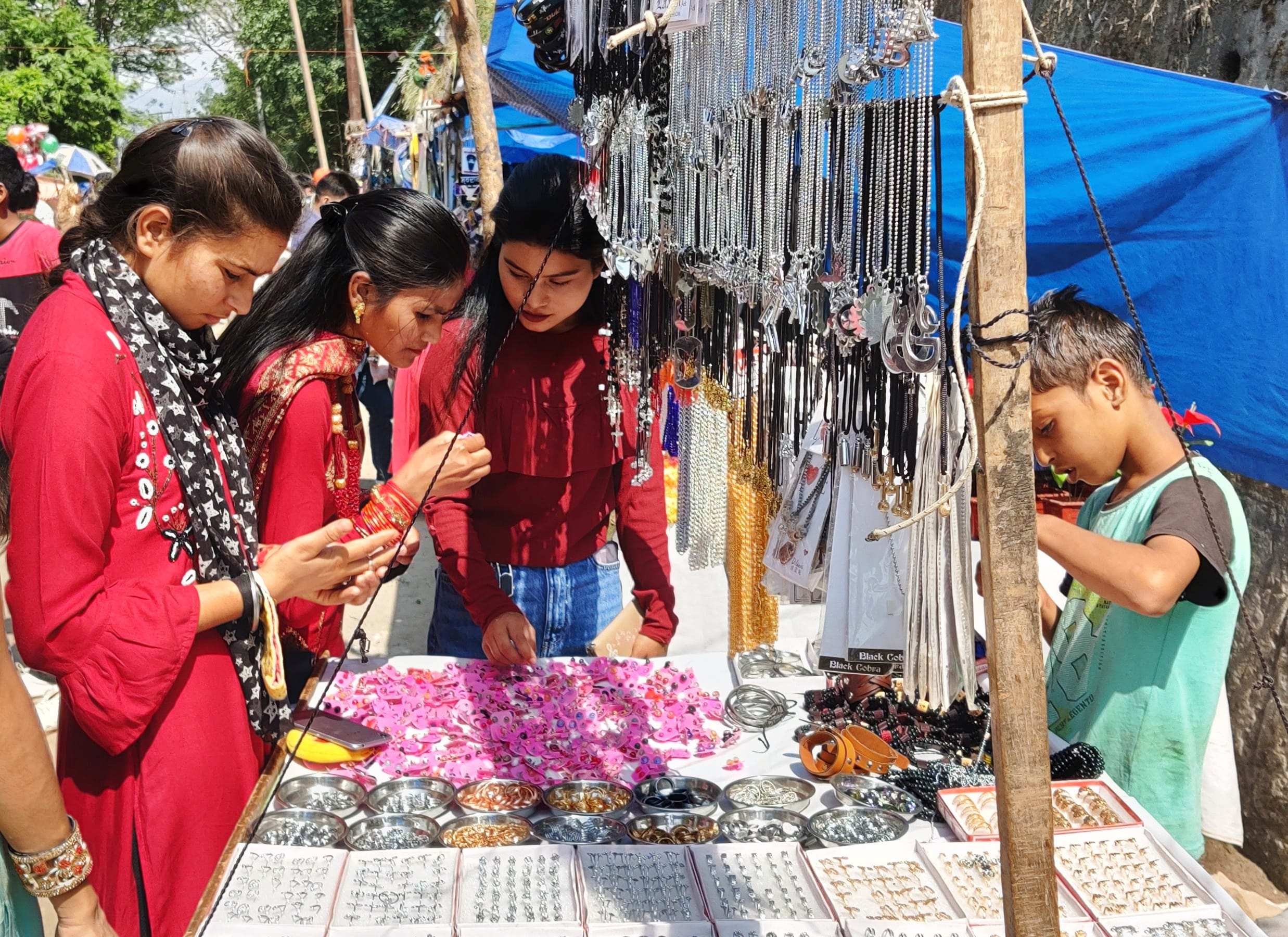 उधमपुर: मेले में खरीदारी करती हुई युवतियां. उधमपुर: मेले में खरीदारी करती हुई युवतियां.