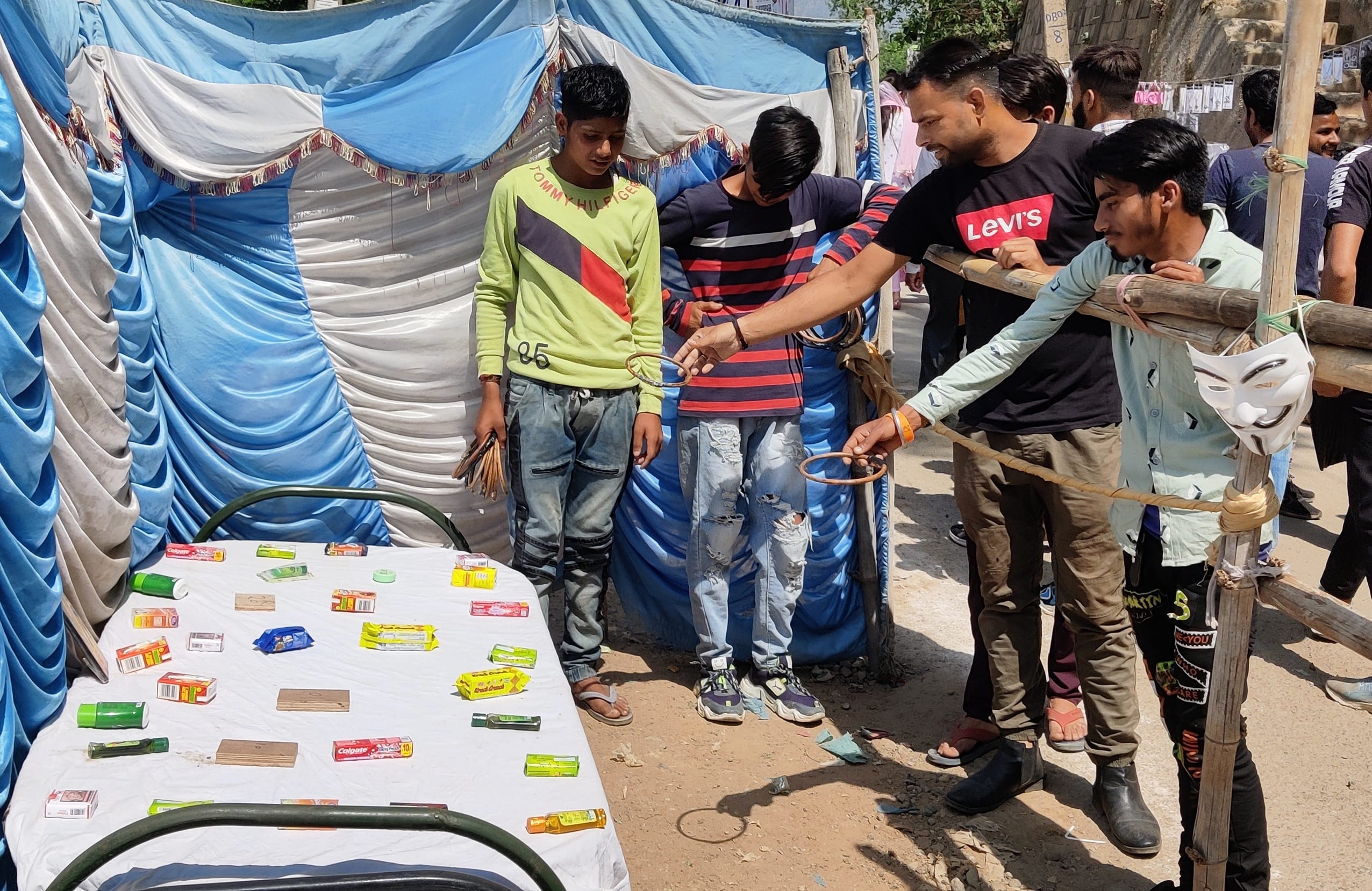 उधमपुर: मेले में रिंग प्रतियोगिता खेलते हुए युवा. उधमपुर: मेले में रिंग प्रतियोगिता खेलते हुए युवा.