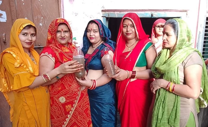 वार्ड नंबर 25 कुम्हारों के मोहल्ले में हो रही दूषित पेयजल की सप्लाई दिखातीं महिलाएं। संवाद वार्ड नंबर 25 कुम्हारों के मोहल्ले में हो रही दूषित पेयजल की सप्लाई दिखातीं महिलाएं। संवाद