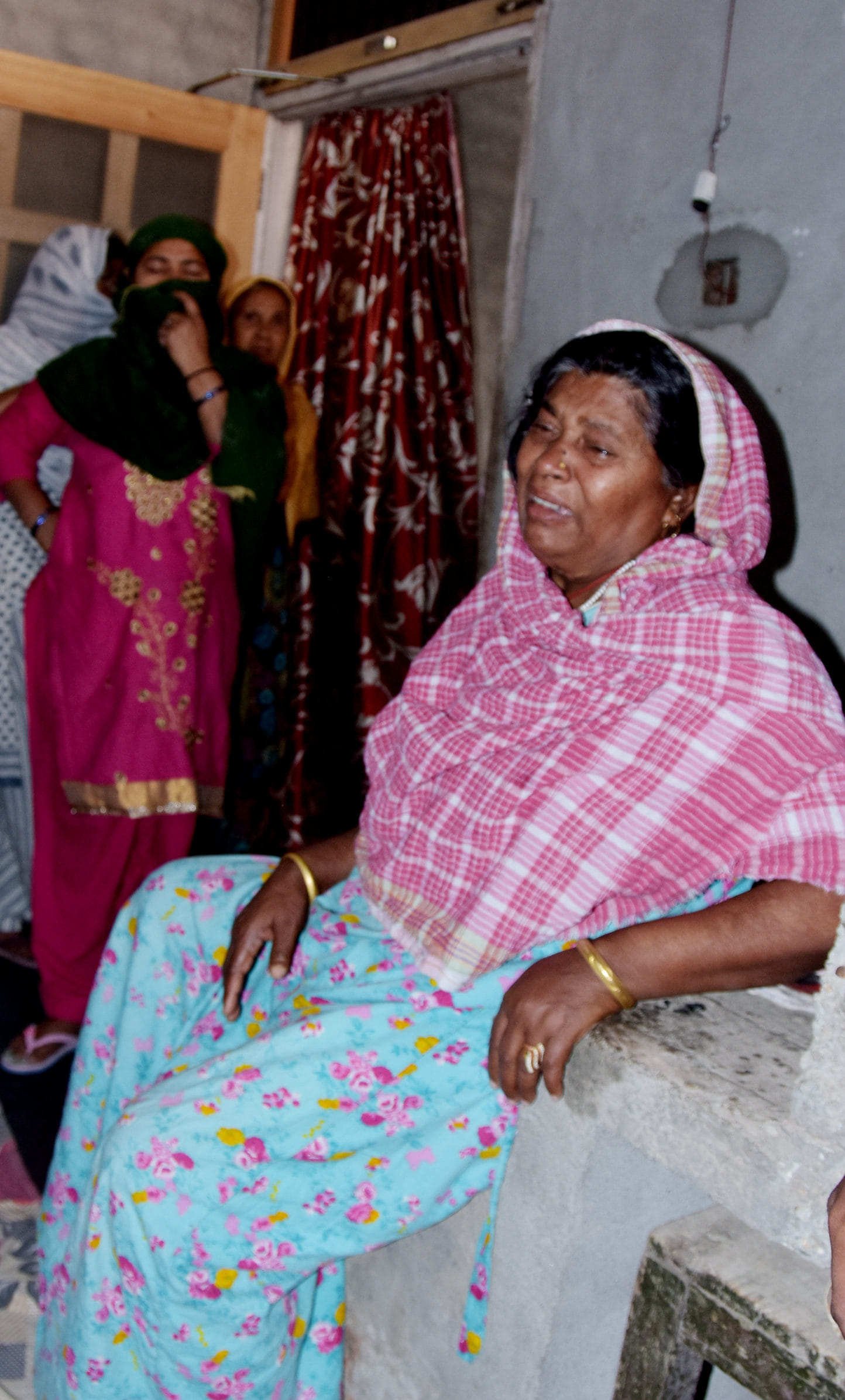 वेद विहार में रेलवे कर्मचारी मुकेश  की मौत के बाद गमजदा परिजन
