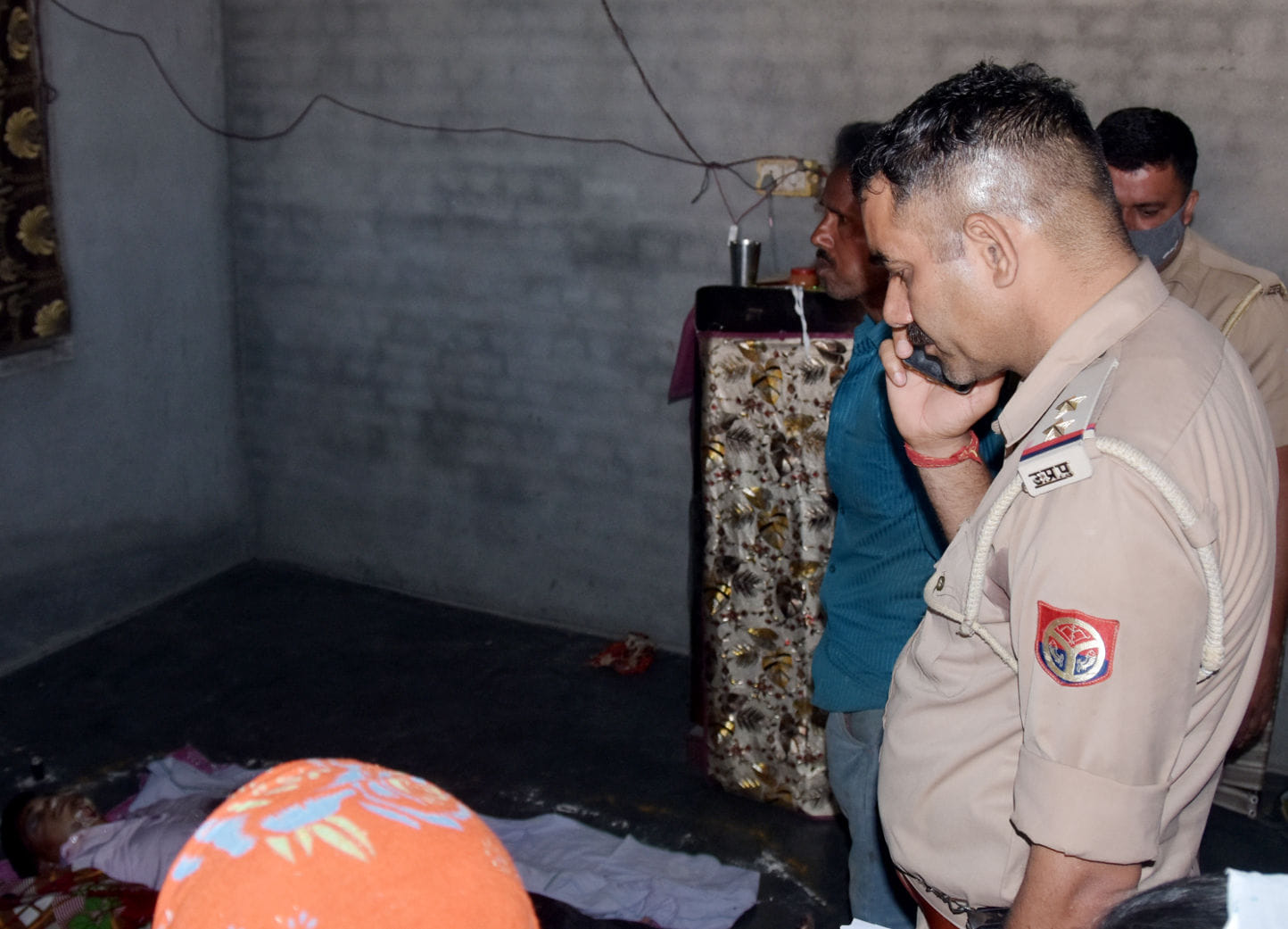 वेद विहार में रेलवे कर्मचारी मुकेश  की मौत के बाद जांच करती पुलिस