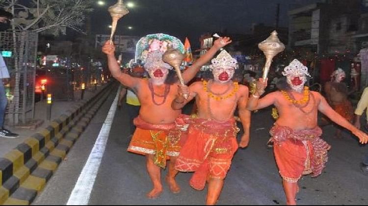 Agra: les travailleurs de la Yogi Youth Brigade ont récité Hanuman Chalisa sur la route, interprété Maha Aarti avec haut-parleur