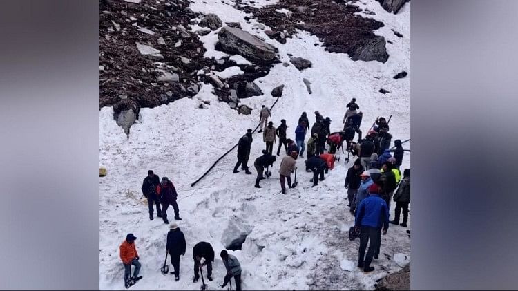 Himachal: Tourist girl dies after slipping on snow and falling into deep gorge

 TOU