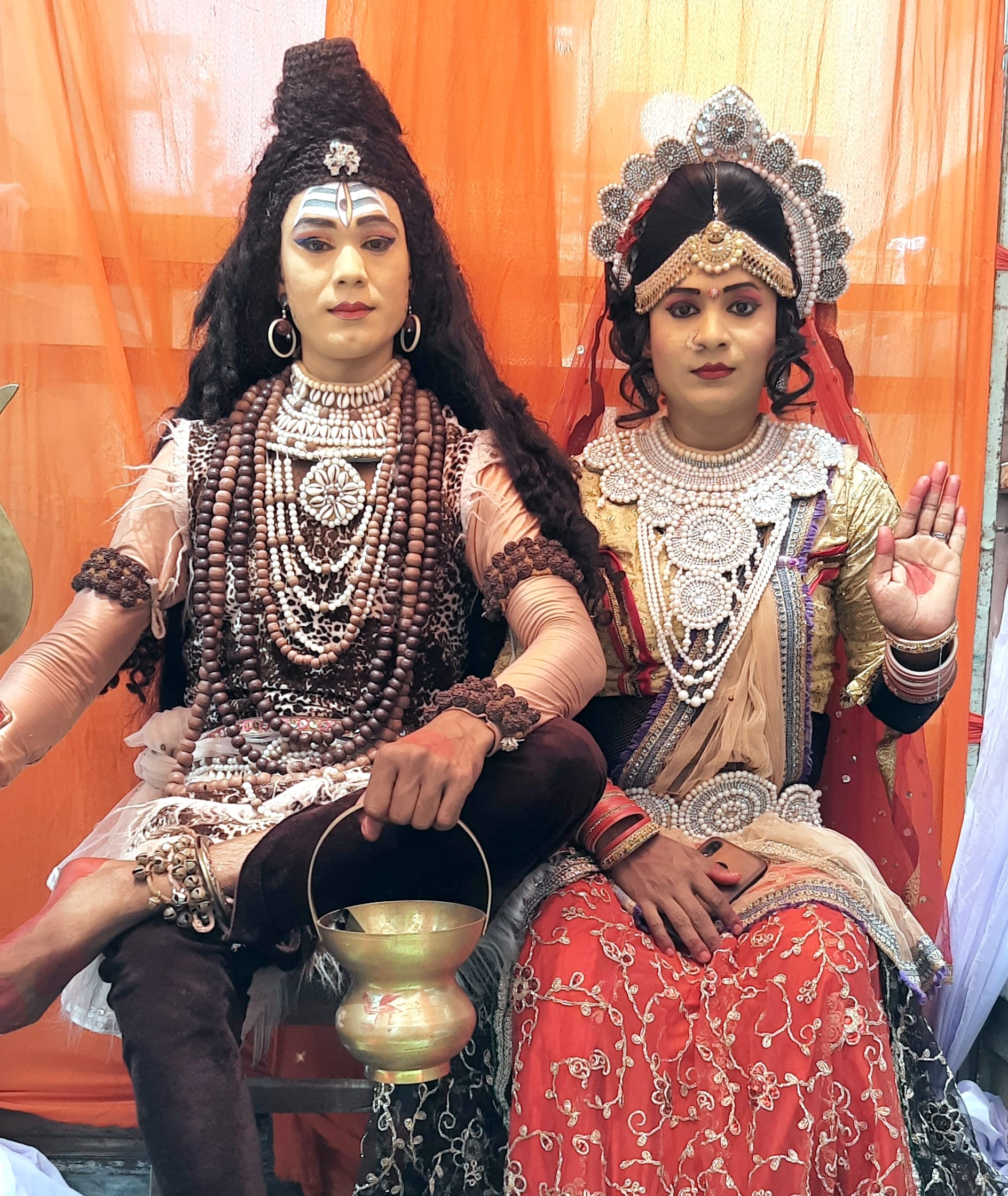 अफजलगढ़ हनुमान जन्मोत्सव पर निकाली गई शोभायात्रा में शिव पार्वती की झांकी। अफजलगढ़ हनुमान जन्मोत्सव पर निकाली गई शोभायात्रा में शिव पार्वती की झांकी।