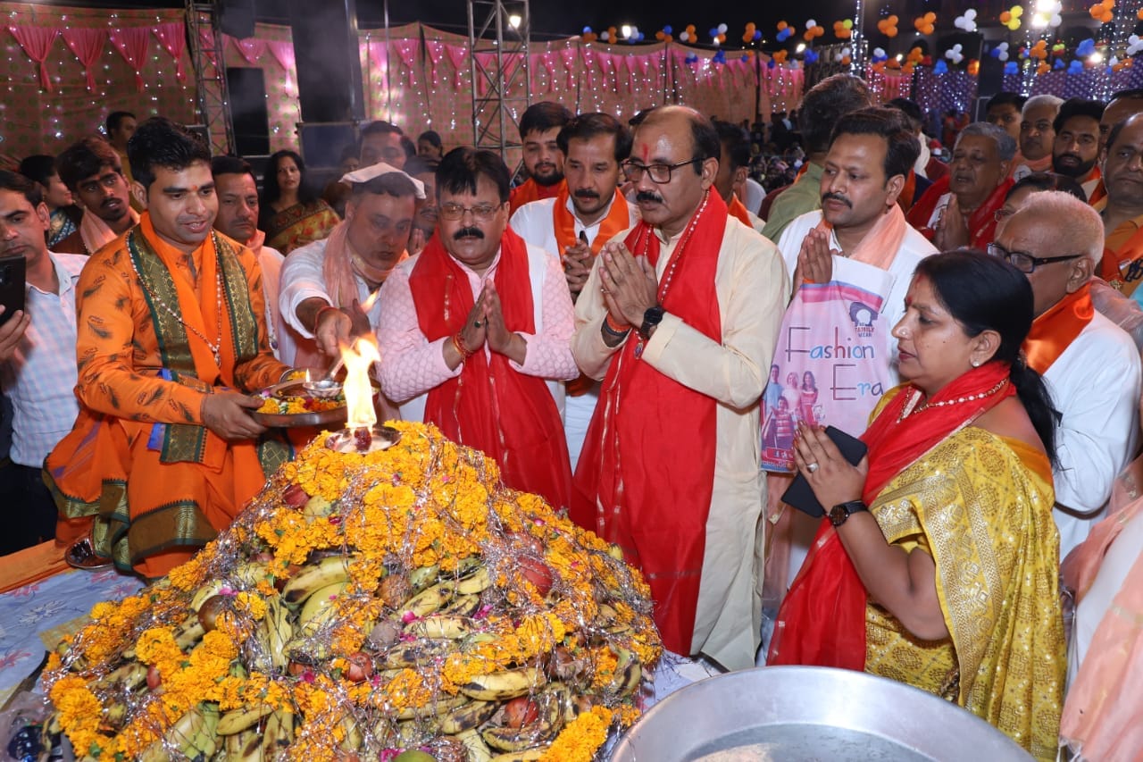 बालाजी जागरण में ज्योति प्रज्ज्वलित करते सांसद प्रदीप चौधरी एवं महंत सुशील शर्मा
