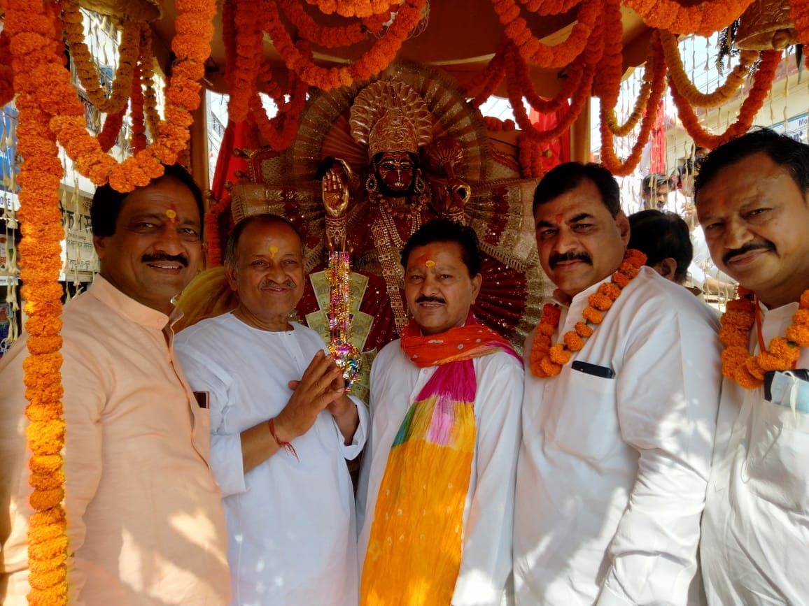 बालाजी जन्मोत्सव की शोभायात्रा का शुभारंभ करते बालाजी धाम समिति के पदाधिकारी।