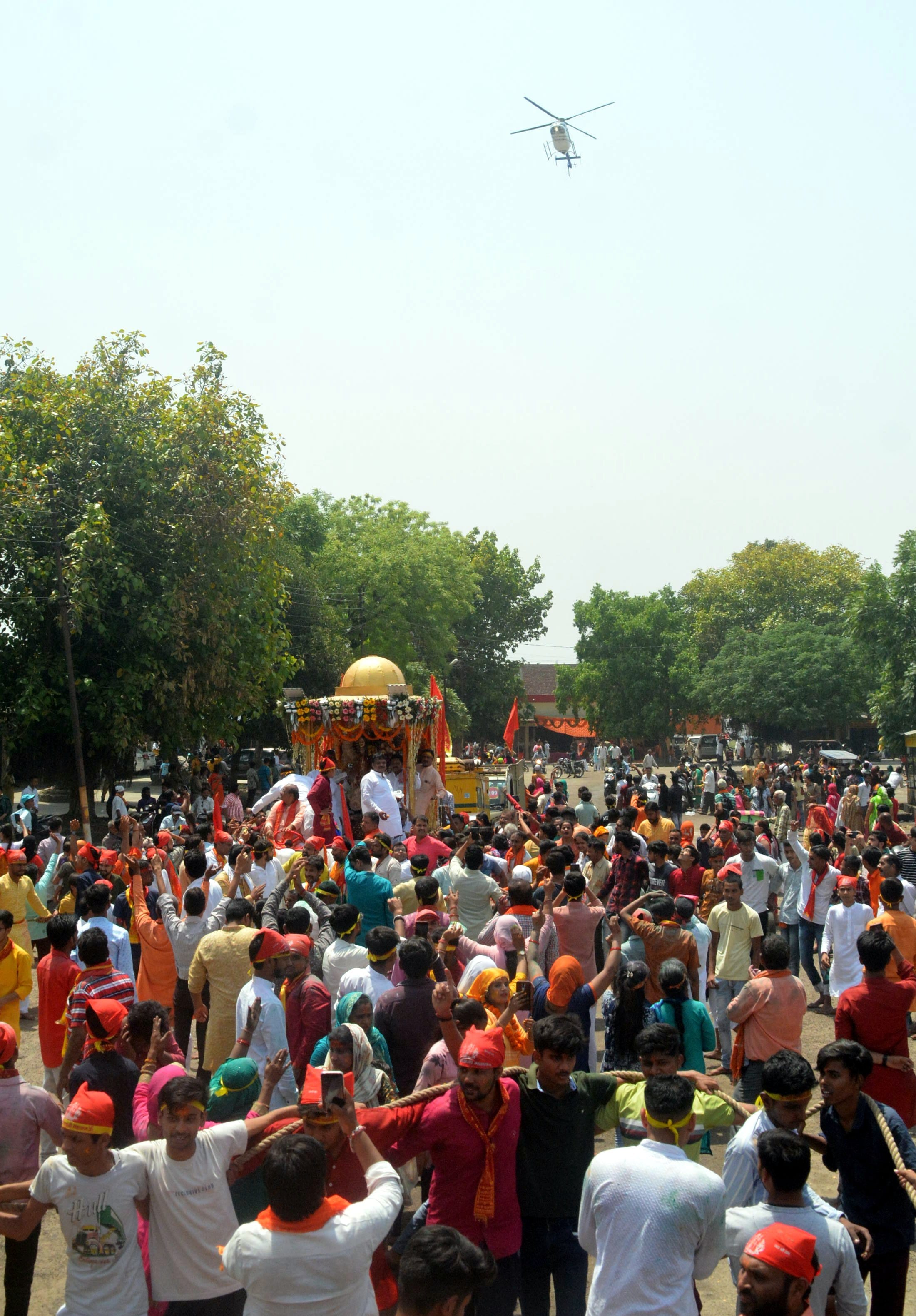 बालाजी जन्मोत्सव की शोभायात्रा पर हेलीकॉप्टर से हुई पुष्प वर्षा ।