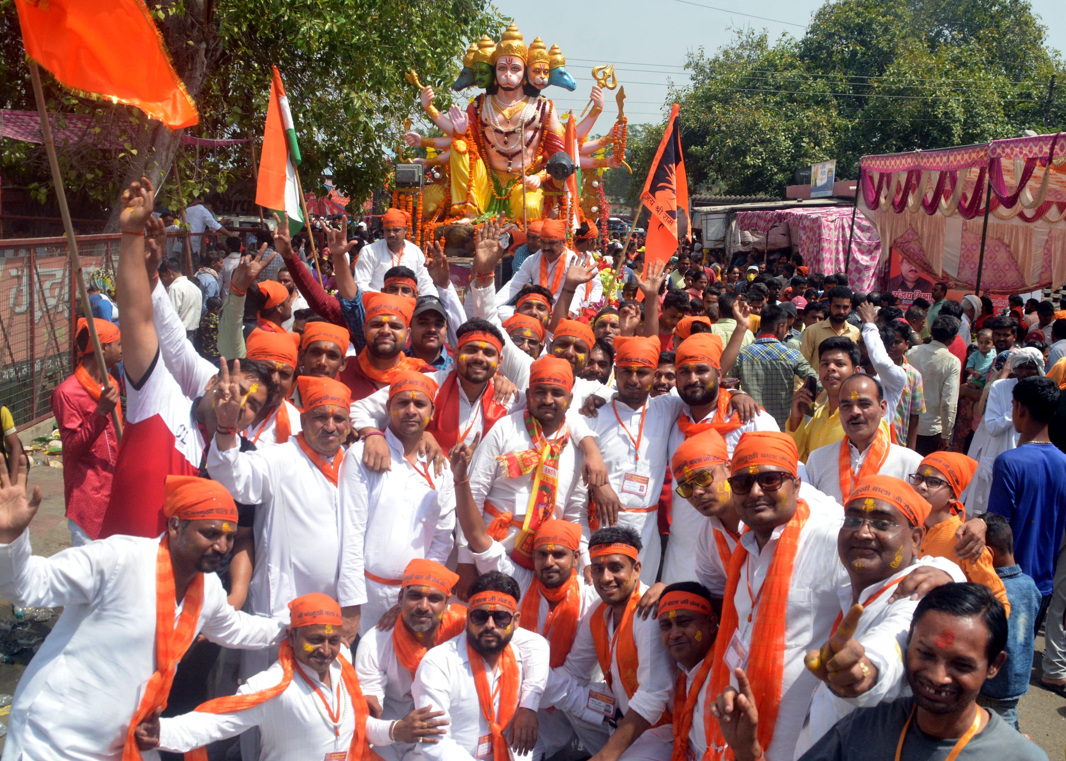 बालाजी जन्मोत्सव में शोभायात्रा में शामिल पंचमुखी हनुमान की सुंदर झांकी व झूमते श्रद्वालु। ।