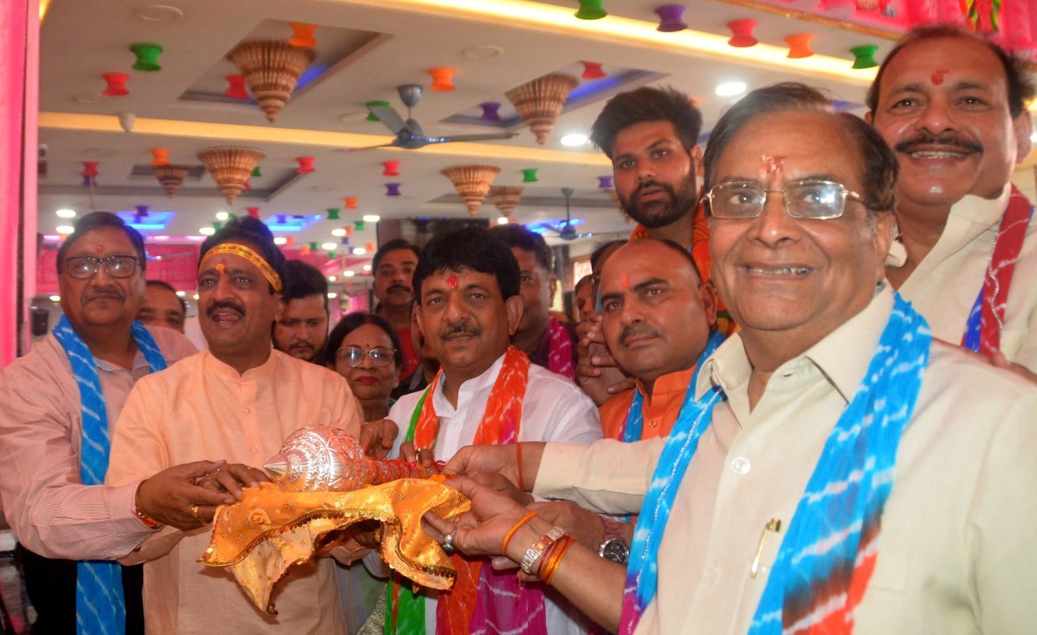 बालाजी जन्मोत्सव पर बालाली के गदा का पूजन करते राज्यमंत्री कपिलदेव।
