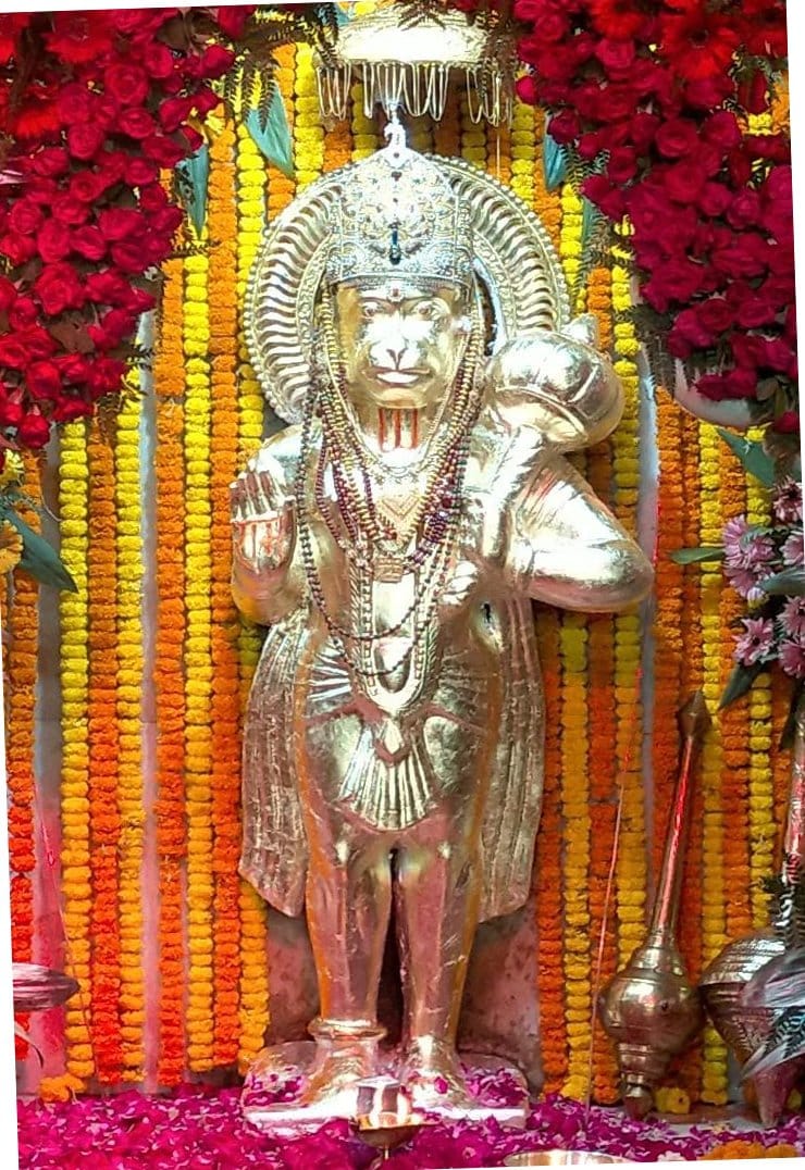 बालाजी धाम मंदिर में बालाजी की मूर्ति क़ मनमोहक श्रृंगार।
