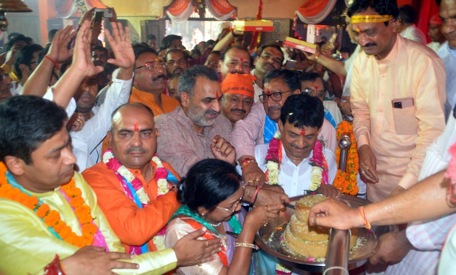 बालाजी धाम मंदिर में केक काटकर बालाजी जन्मोत्सव मनाते केंद्रीय राज्यमंत्री संजीव बालियान व राज?