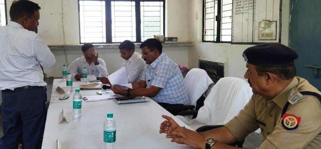 बुढ़ाना में सम्पूर्ण समान दिवस में समस्या सुनते उप जिलाधिकारी व तहसीलदार।