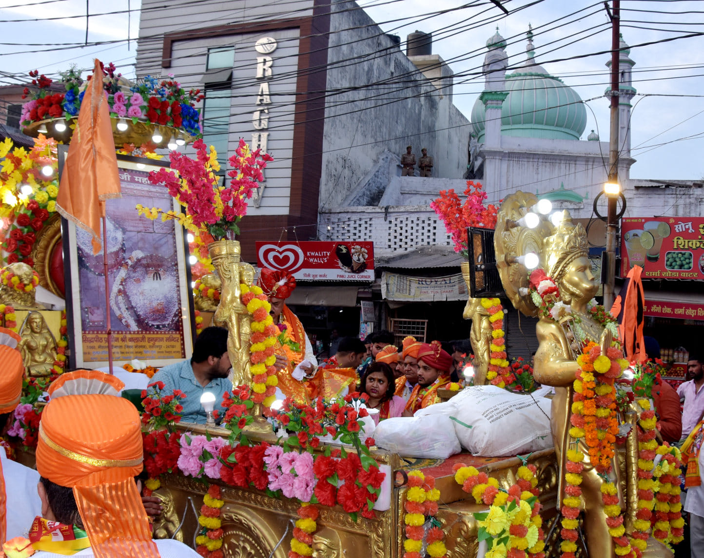 चौताला स्थित बालाजी हनुमान मन्दिर से निकली शोभायात्रा में छत्तो पा तैनात पुलिस चौताला स्थित बालाजी हनुमान मन्दिर से निकली शोभायात्रा में छत्तो पा तैनात पुलिस