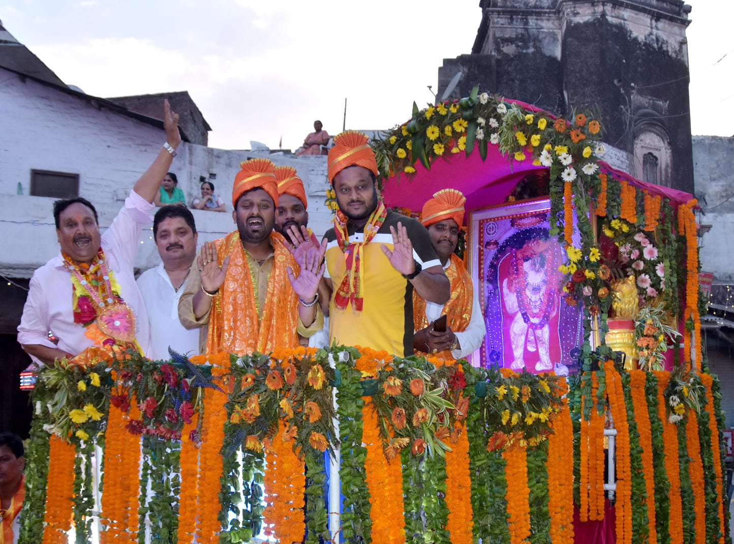 चौताला स्थित बालाजी हनुमान मन्दिर से निकली शोभायात्रा में सजा बालाजी का रथ चौताला स्थित बालाजी हनुमान मन्दिर से निकली शोभायात्रा में सजा बालाजी का रथ