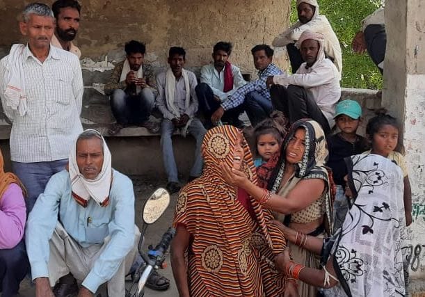 फोटो-20- अस्पताल में रोते बिलखते हुए परिजन फोटो-20- अस्पताल में रोते बिलखते हुए परिजन