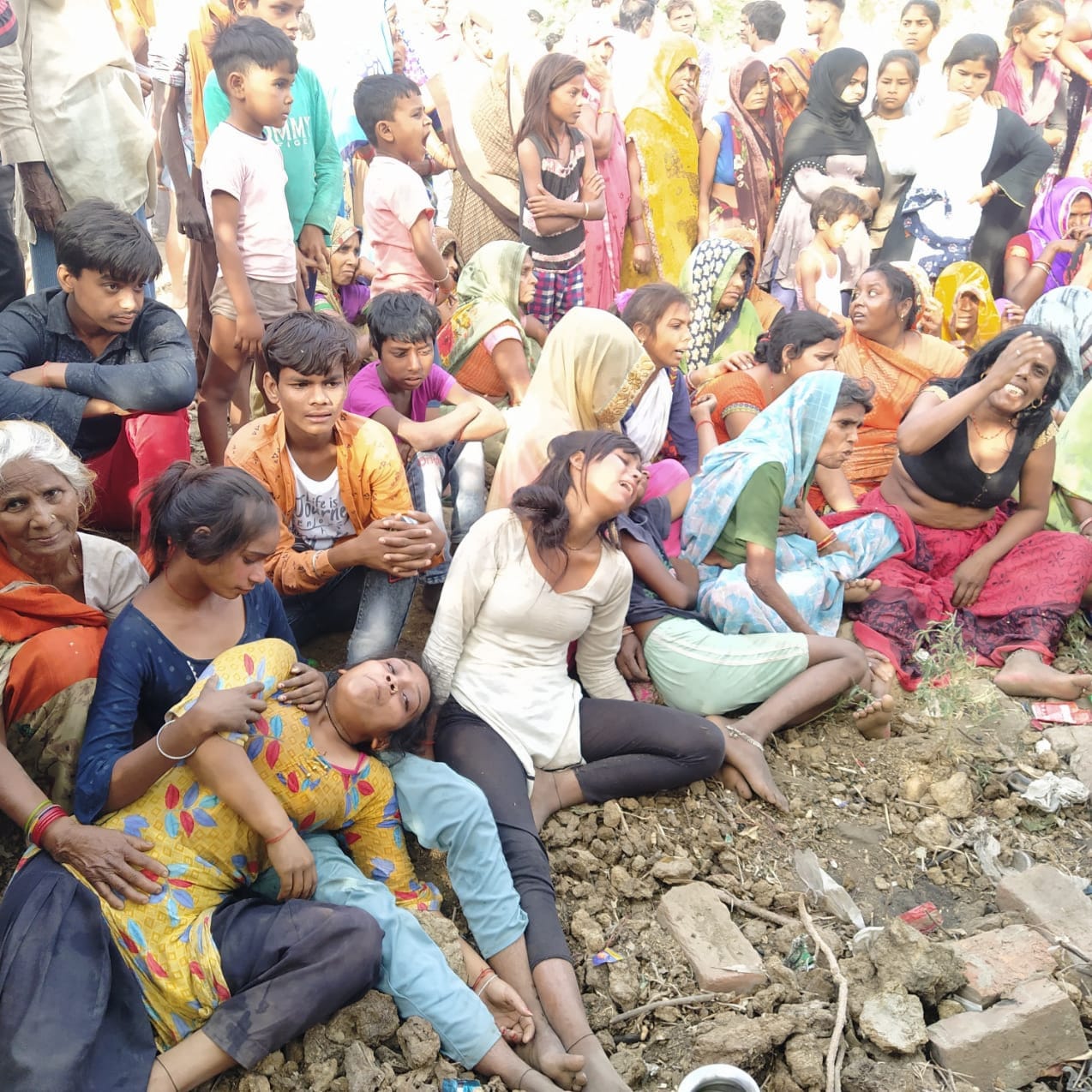 फोटो 26 रोती मां बहन और परिवार की महिलाएं ।संवाद फोटो 26 रोती मां बहन और परिवार की महिलाएं ।संवाद