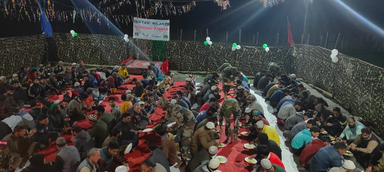 फोटो...किश्तवाड़ के दूरस्थ मढ़वा के नवापाची में सेना ने इफतार मिलान का किया आयोजन।