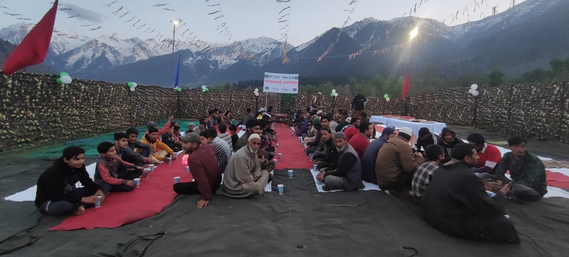 फोटो...किश्तवाड़ के दूरस्थ मढ़वा के नवापाची में सेना ने इफतार मिलान का किया आयोजन।