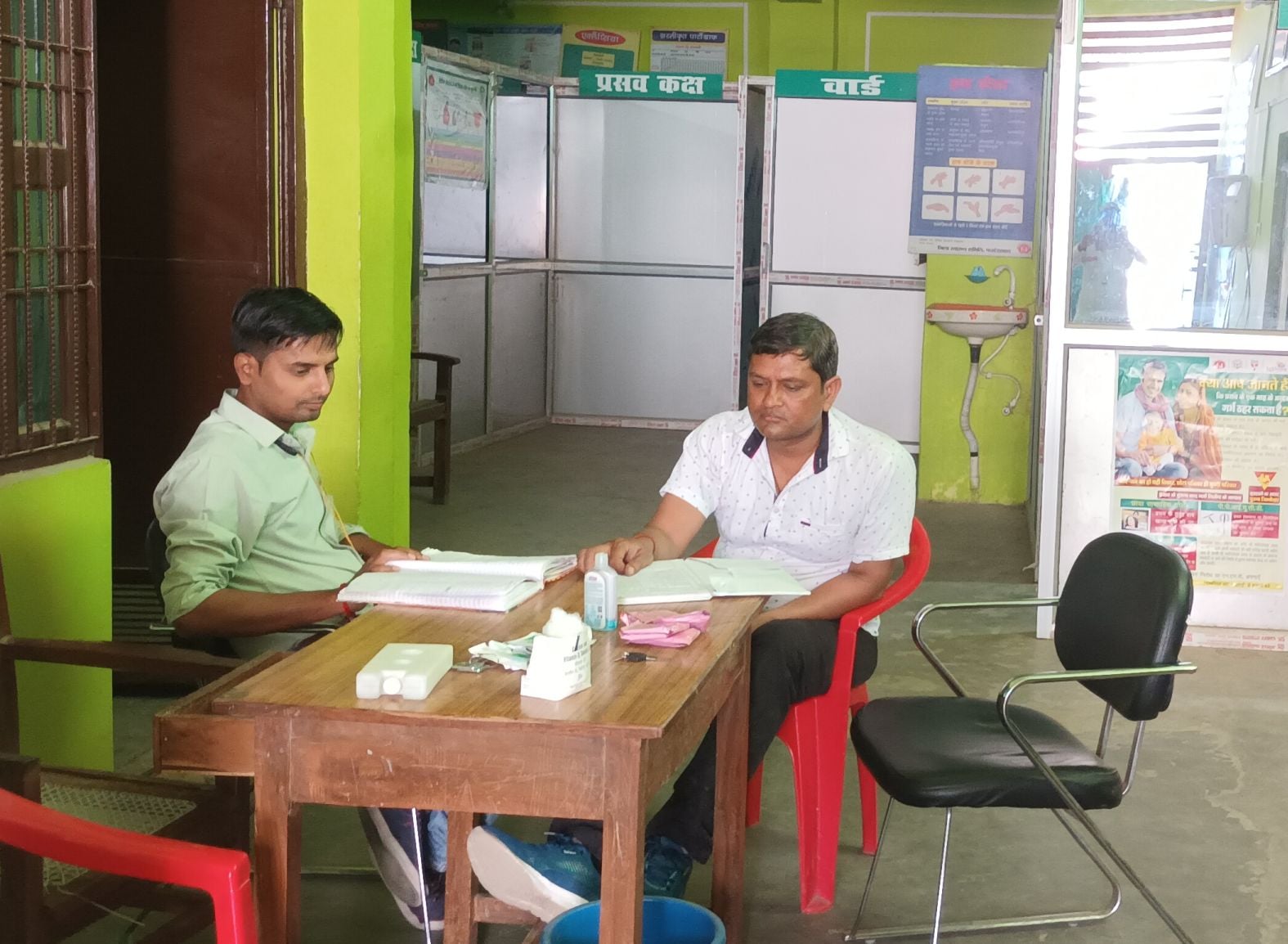 लोलेपुर पीएचसी में पसरा सन्नाटा। संवाद लोलेपुर पीएचसी में पसरा सन्नाटा। संवाद