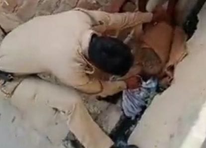 नवजात बंदर के शव को निकालता सिपाही। संवाद