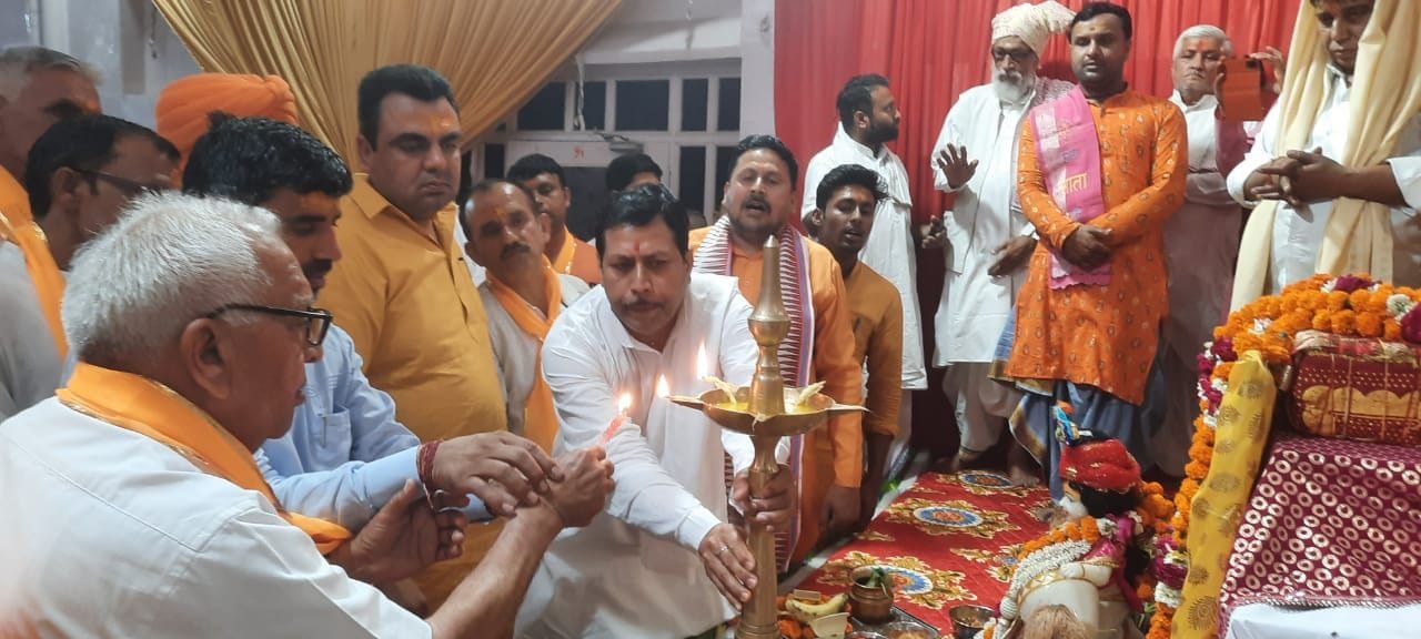 पानीपत। अवध धाम मंदिर में दीप प्रज्वलित कर कथा का शुभारंभ करते हुए ।