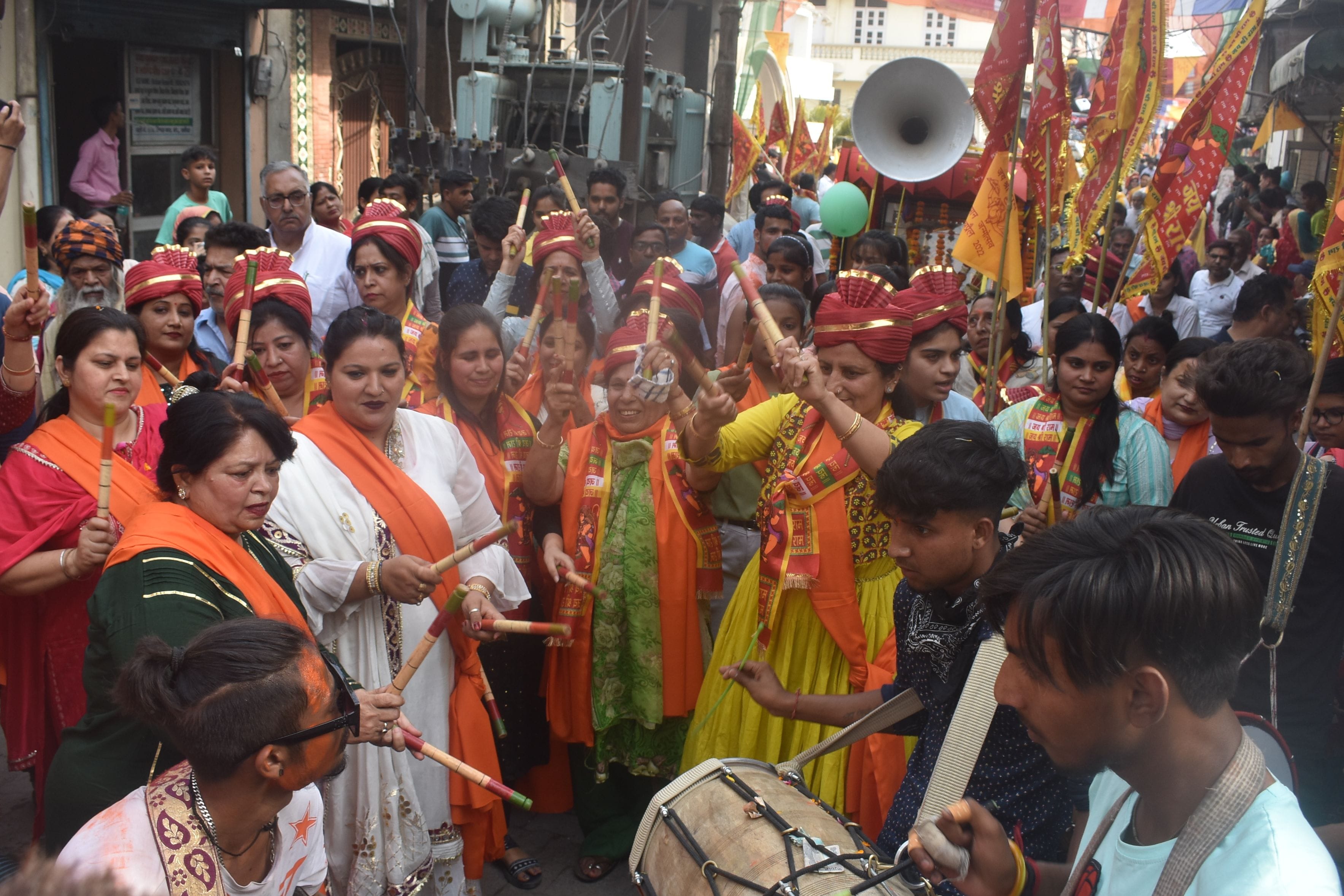 पानीपत। डांडीयां के साथ डांस करती हुई महिला श्रद्धालु।
