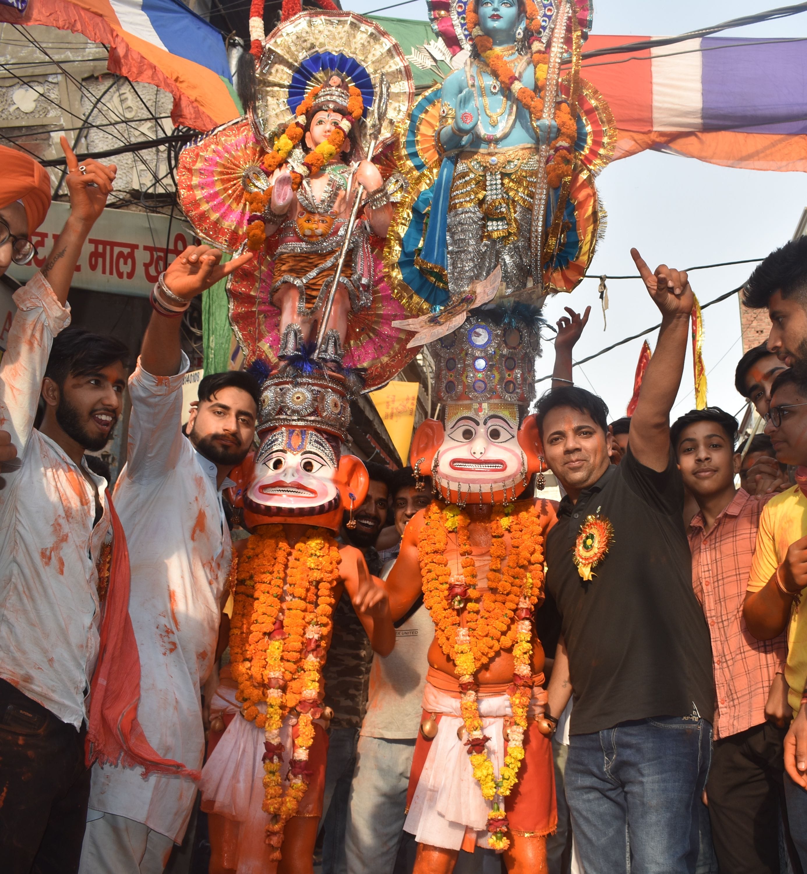 पानीपत। हनुमान जन्मोत्सव पर आयोजित शोभायात्रा के दौरान हनुमान स्वरूप धारण कर सिर पर भगवान हनुमा