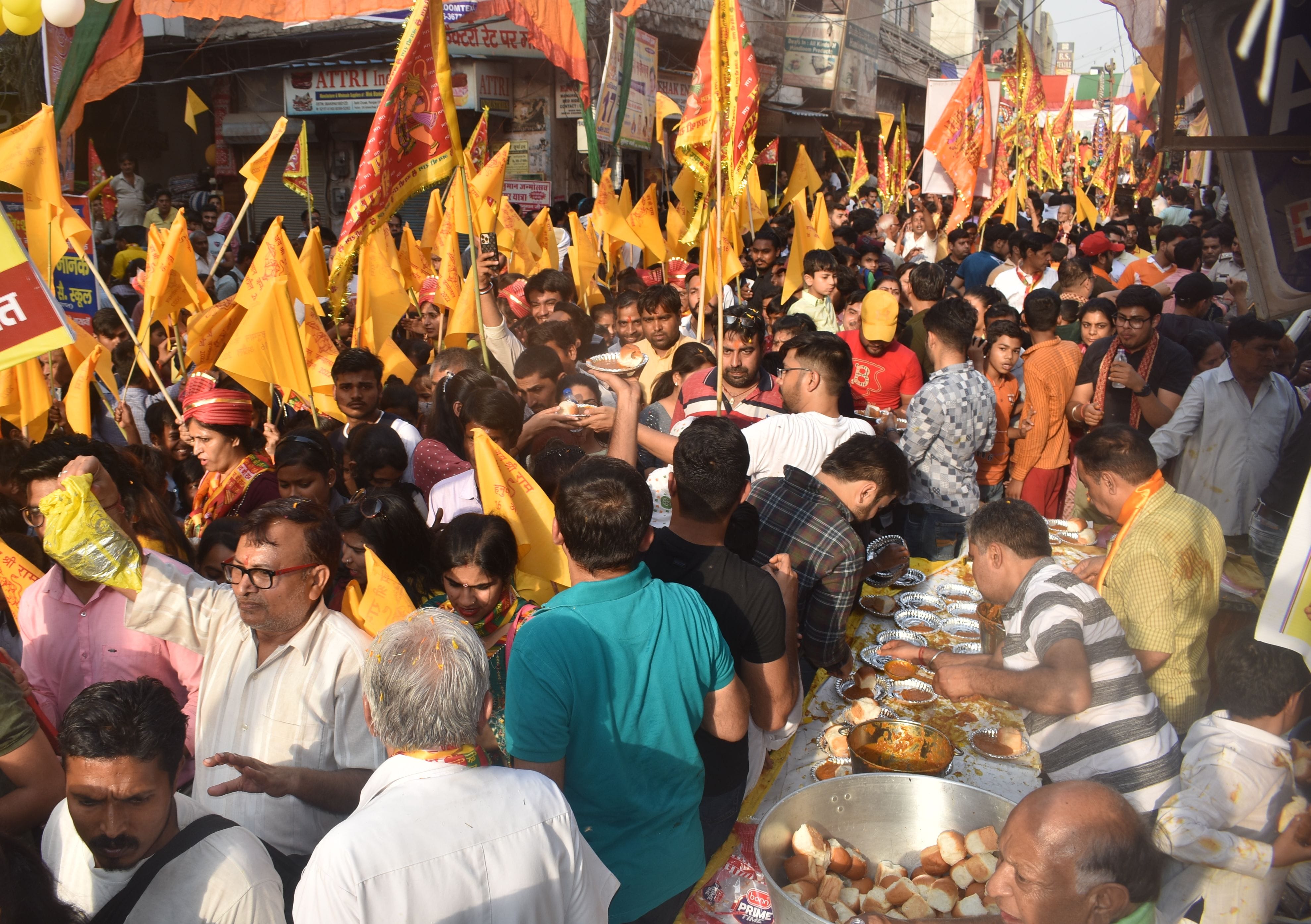 पानीपत। हनुमान जन्मोत्सव पर आयोजित शोभायात्रा के दौरान लोगों द्वारा जगह-जगह लगाए हुए विभिन्न प्
