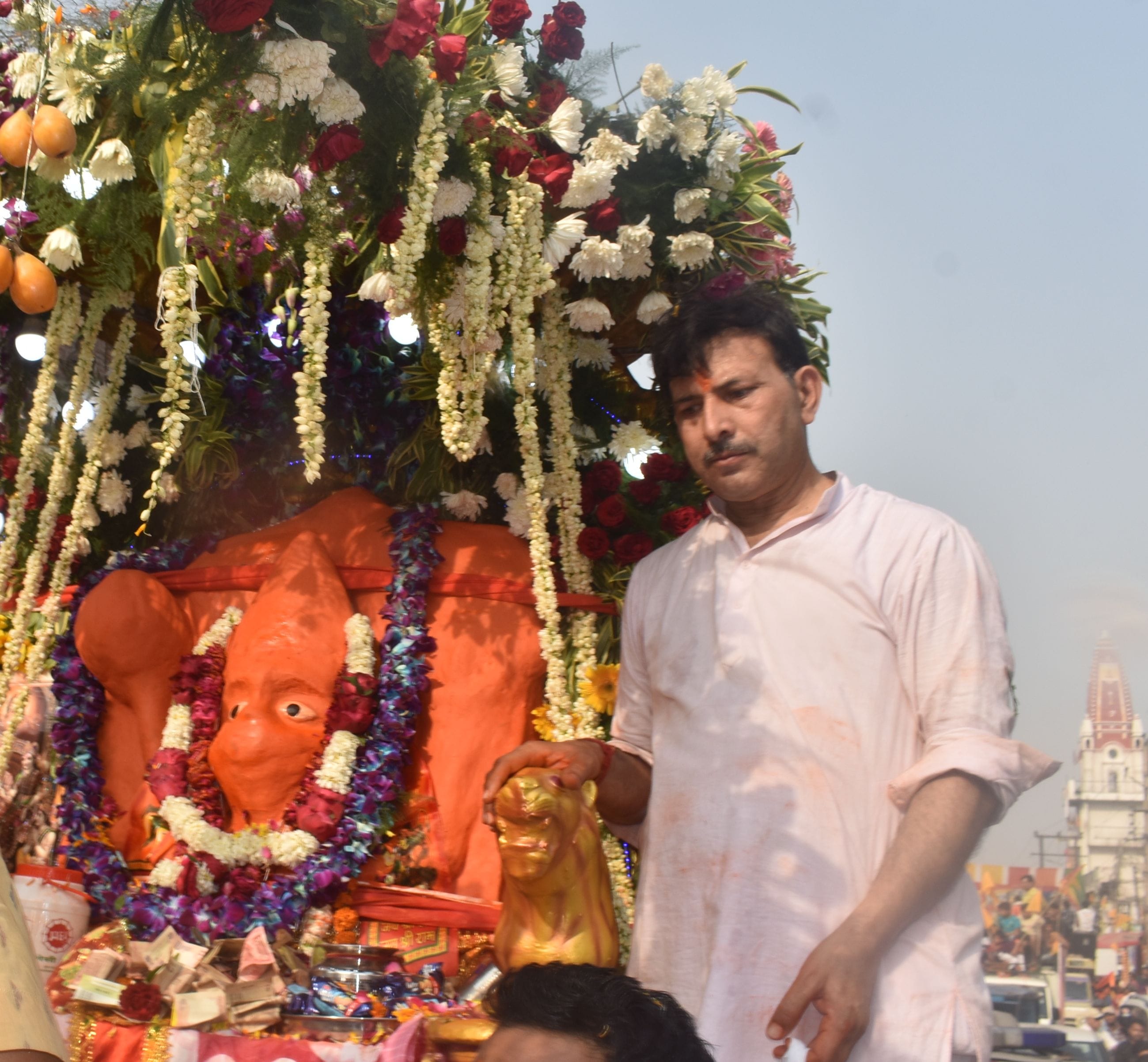पानीपत। हनुमान जन्मोत्सव पर आयोजित शोभायात्रा के दौरान रथ पर मौजूद भगवान हनुमान की मुर्ति।