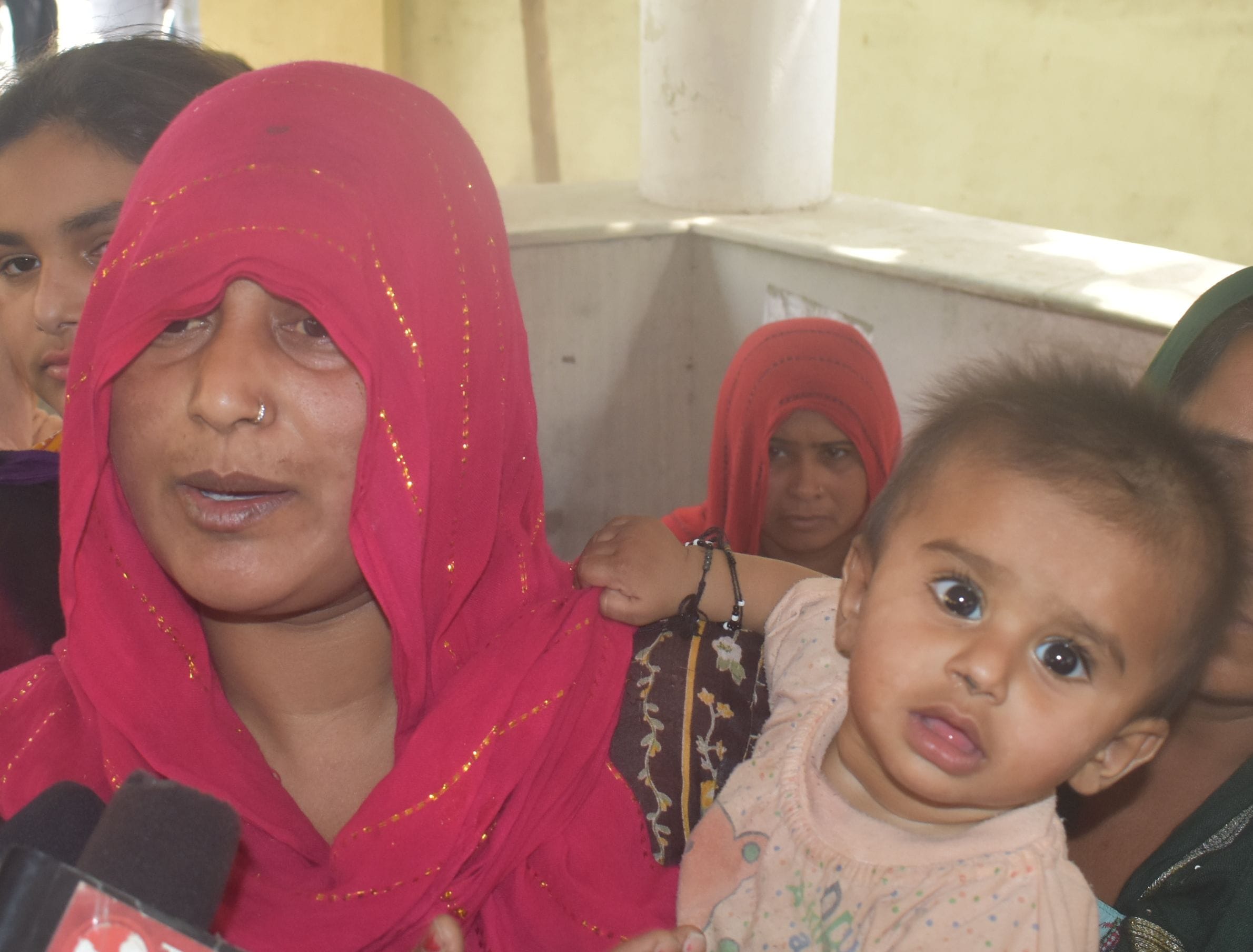 पानीपत। मृतक सतनाम की पत्नी अपने 1 साल के बच्चे के साथ सिविल अस्पताल पानीपत में विलाप करती हुई।