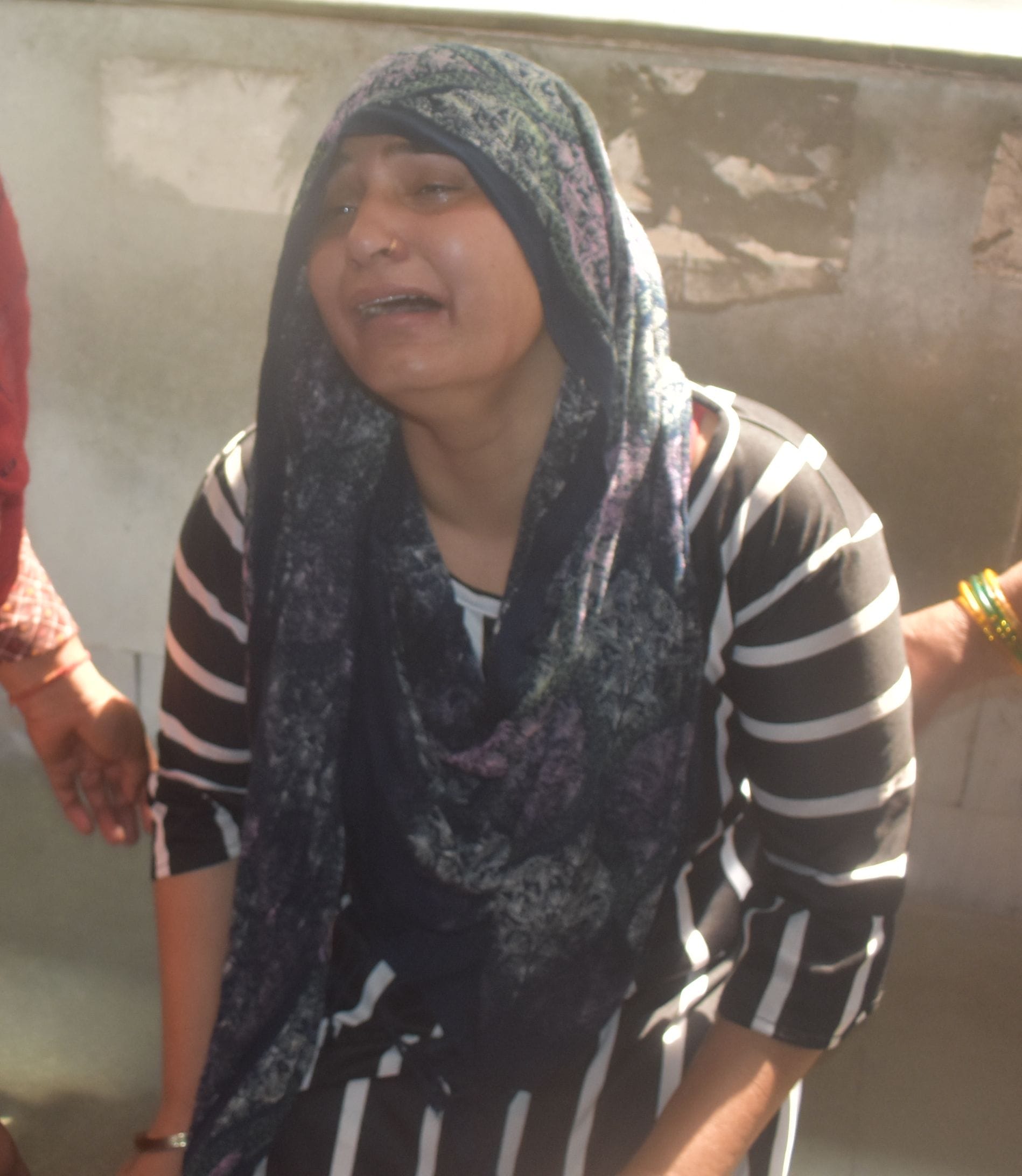 पानीपत। सिविल अस्पताल पानीपत में मौजूद मृतक सतनाम की बहन विलाप करती हुई।